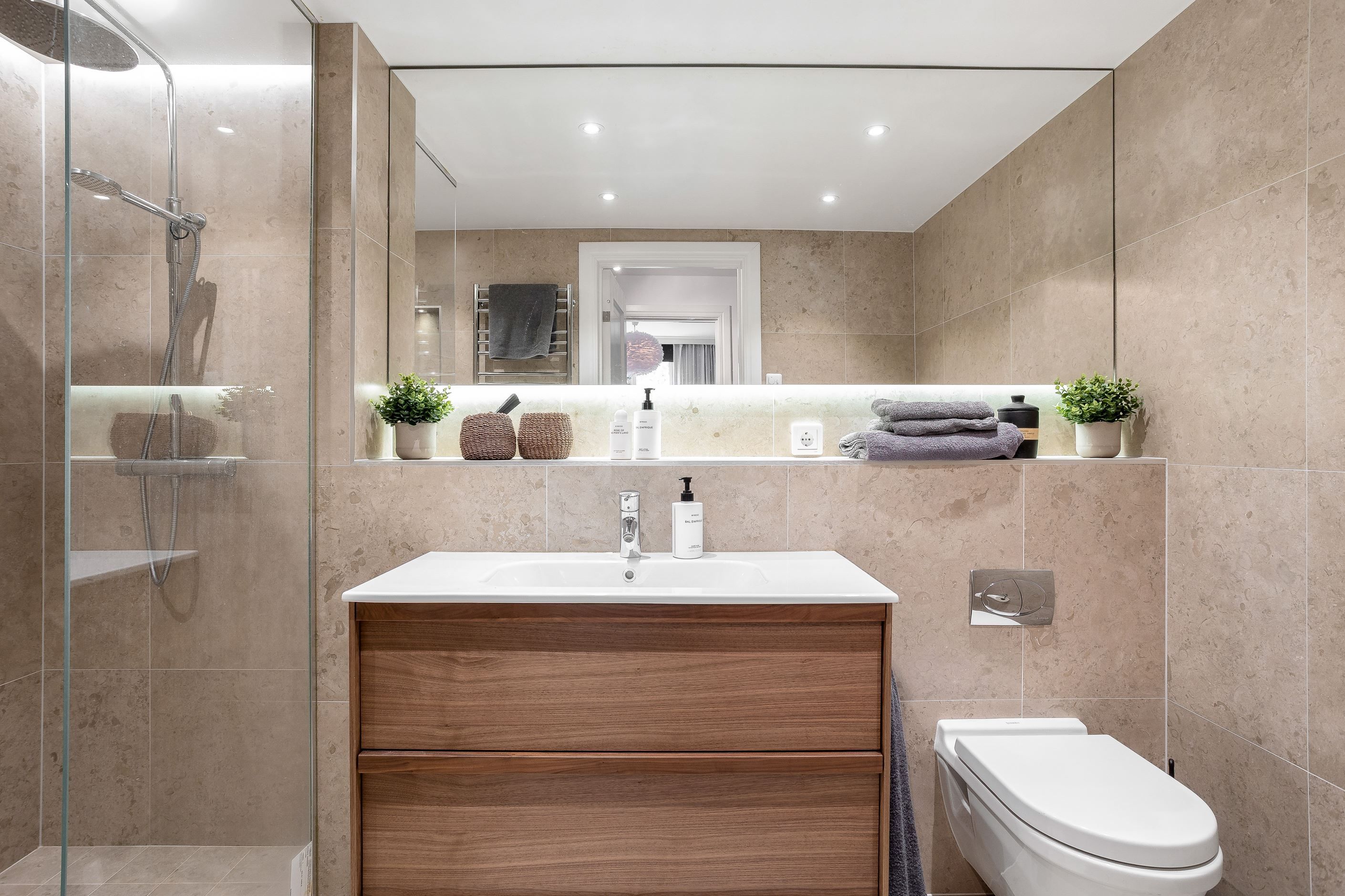 Nyligen renoverat badrum på nedre plan