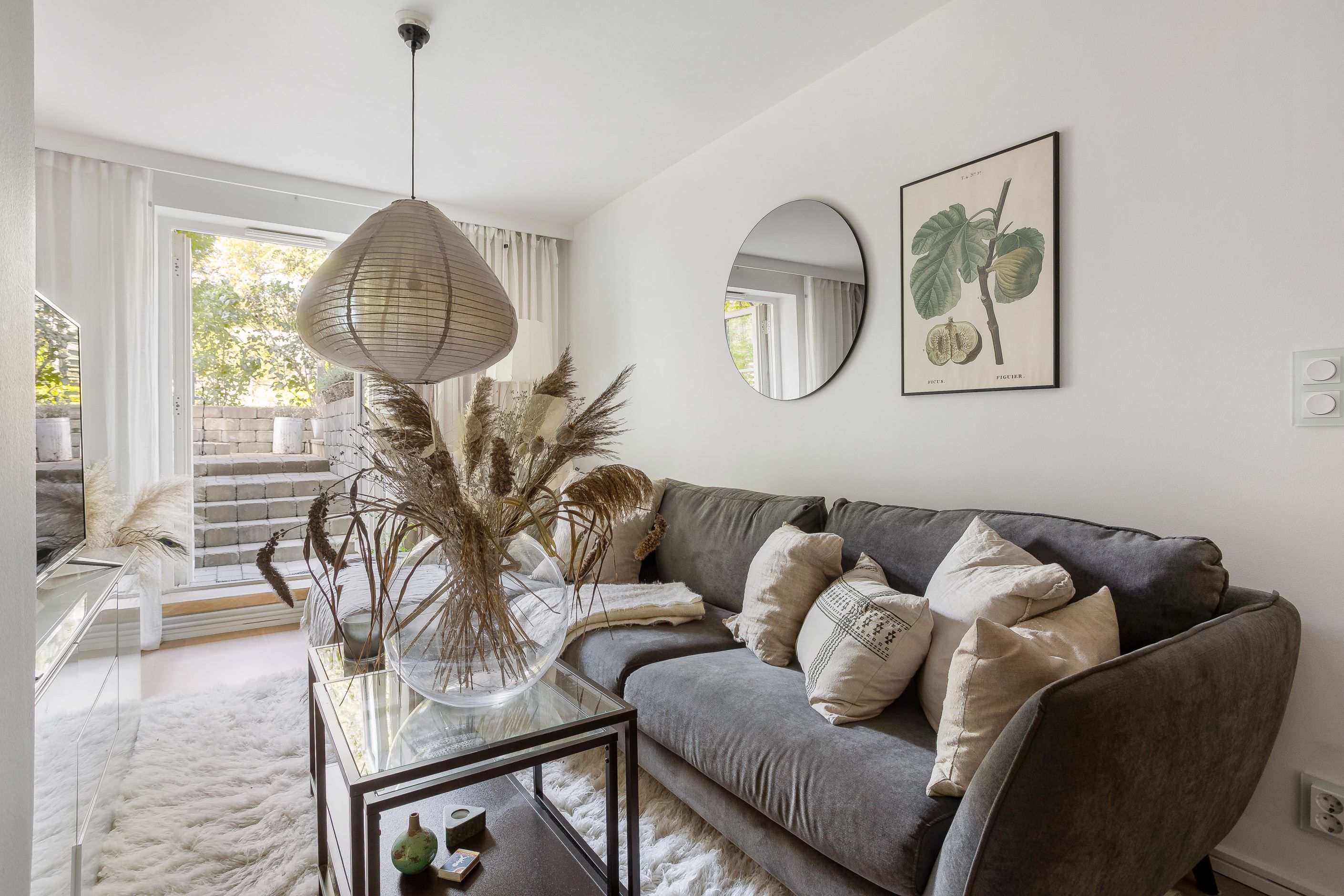 Utgång till altan och tomt även från detta plan