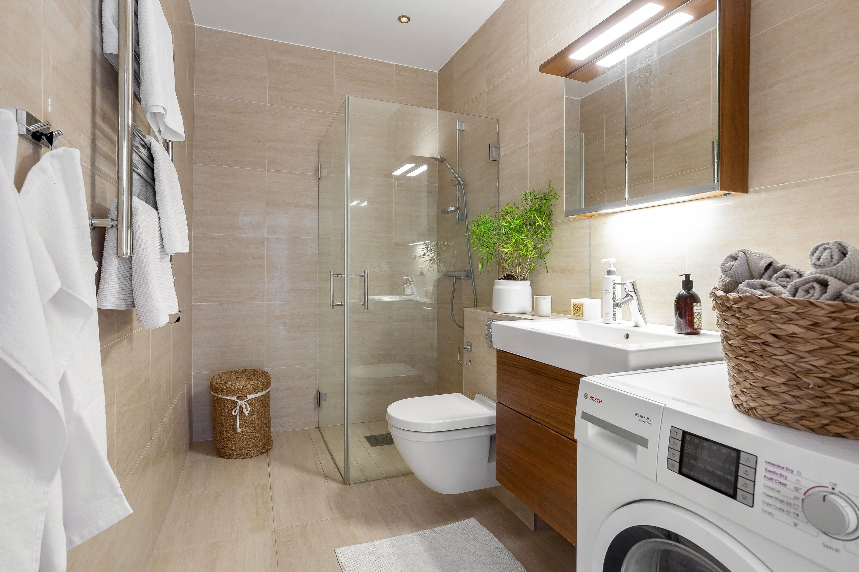 Badrum på övre plan, ett av lägehetens två