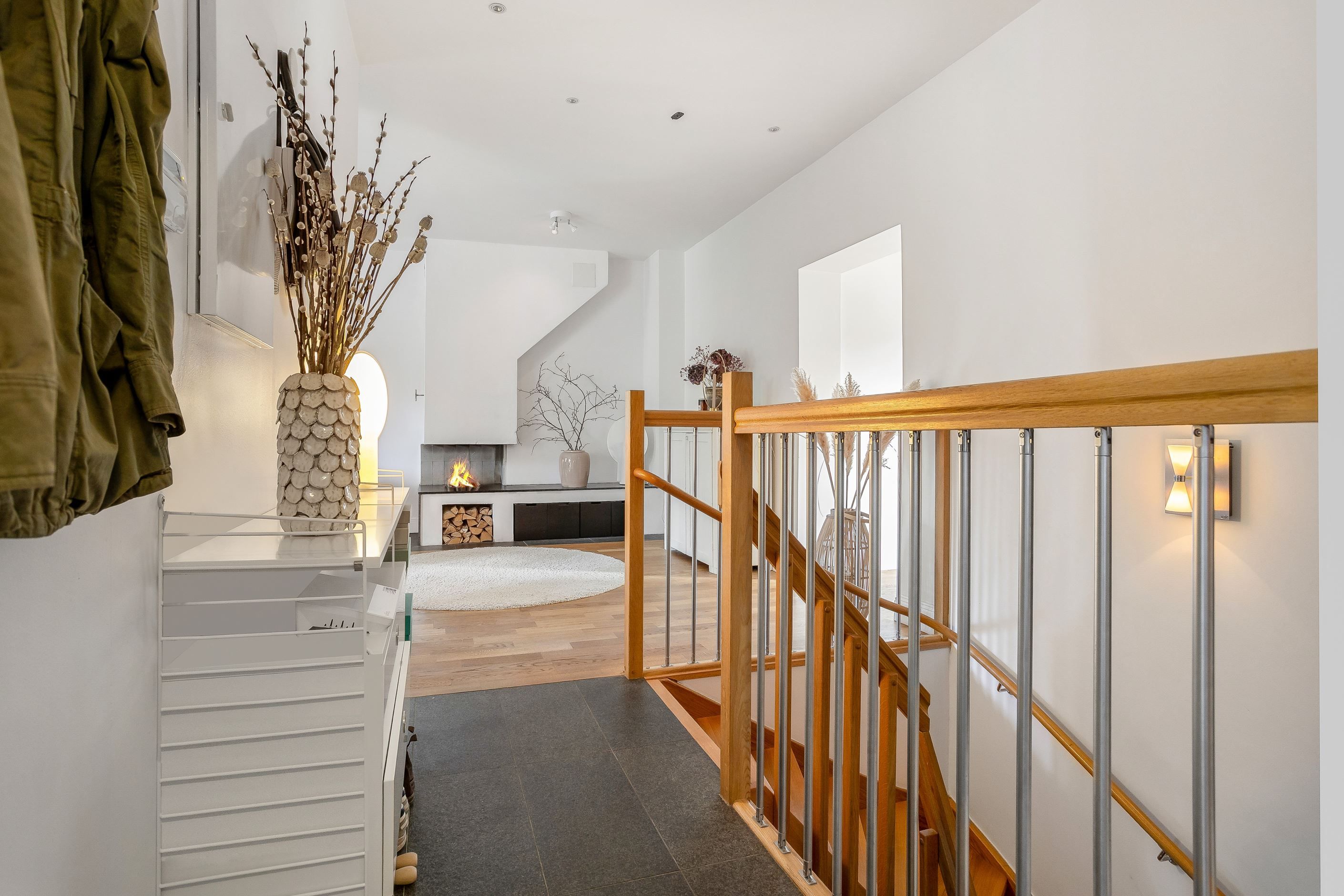 Ektrappa leder ner till undre plan