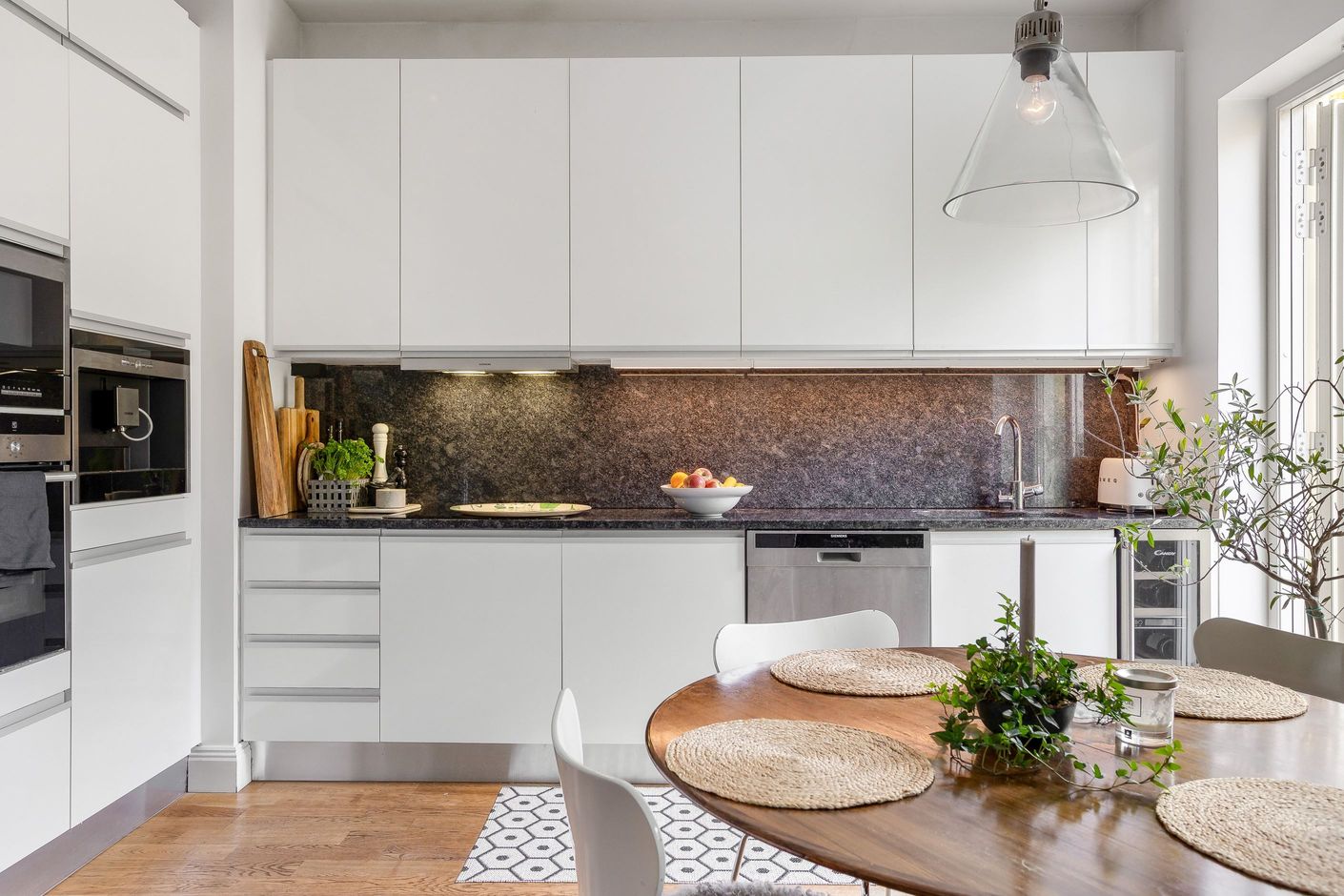 Kök i toppklass med härlig kontakt med uteplatsen genom glasade dörrar