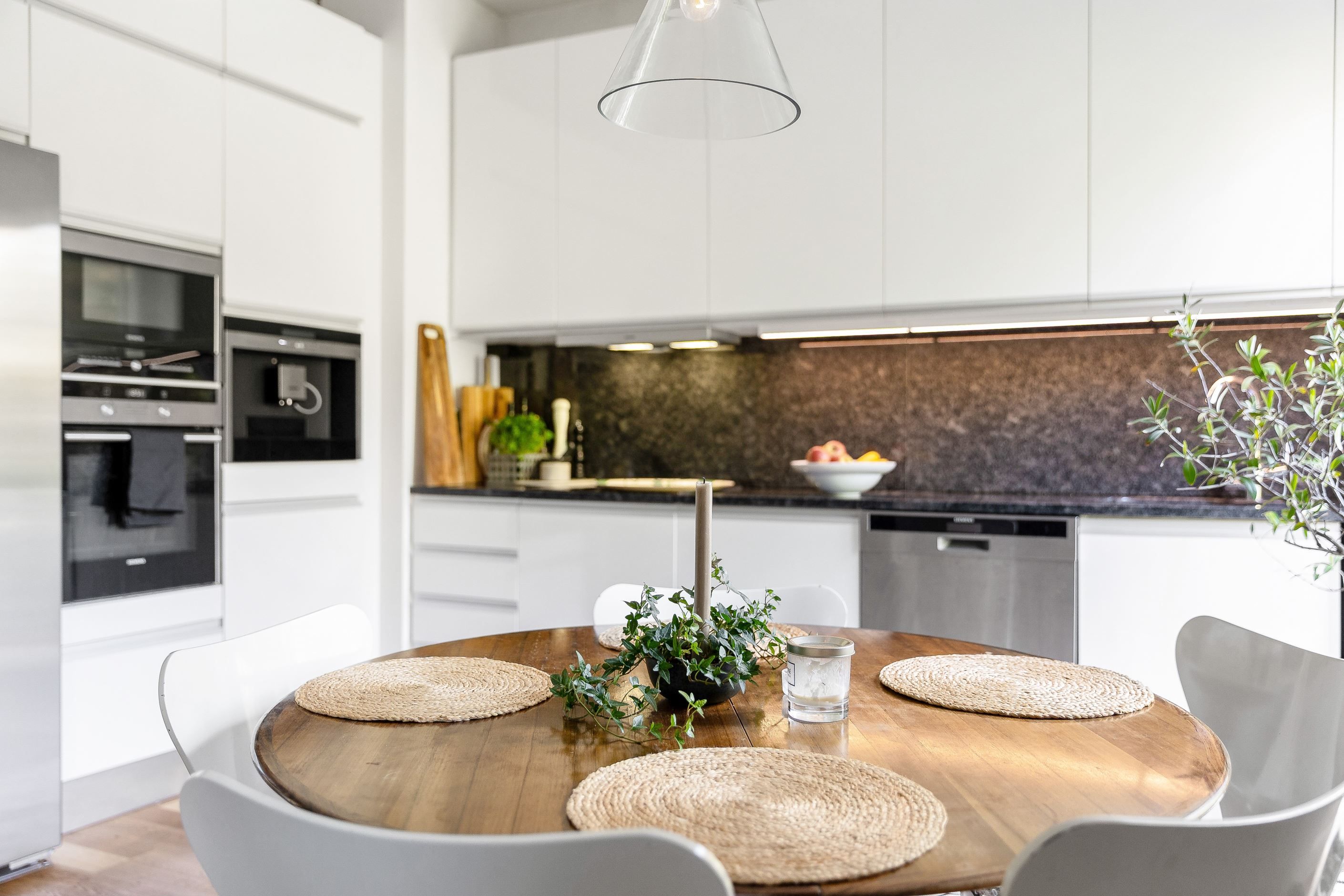 Inbyggda vitvaror och arbetsbänkar i granit