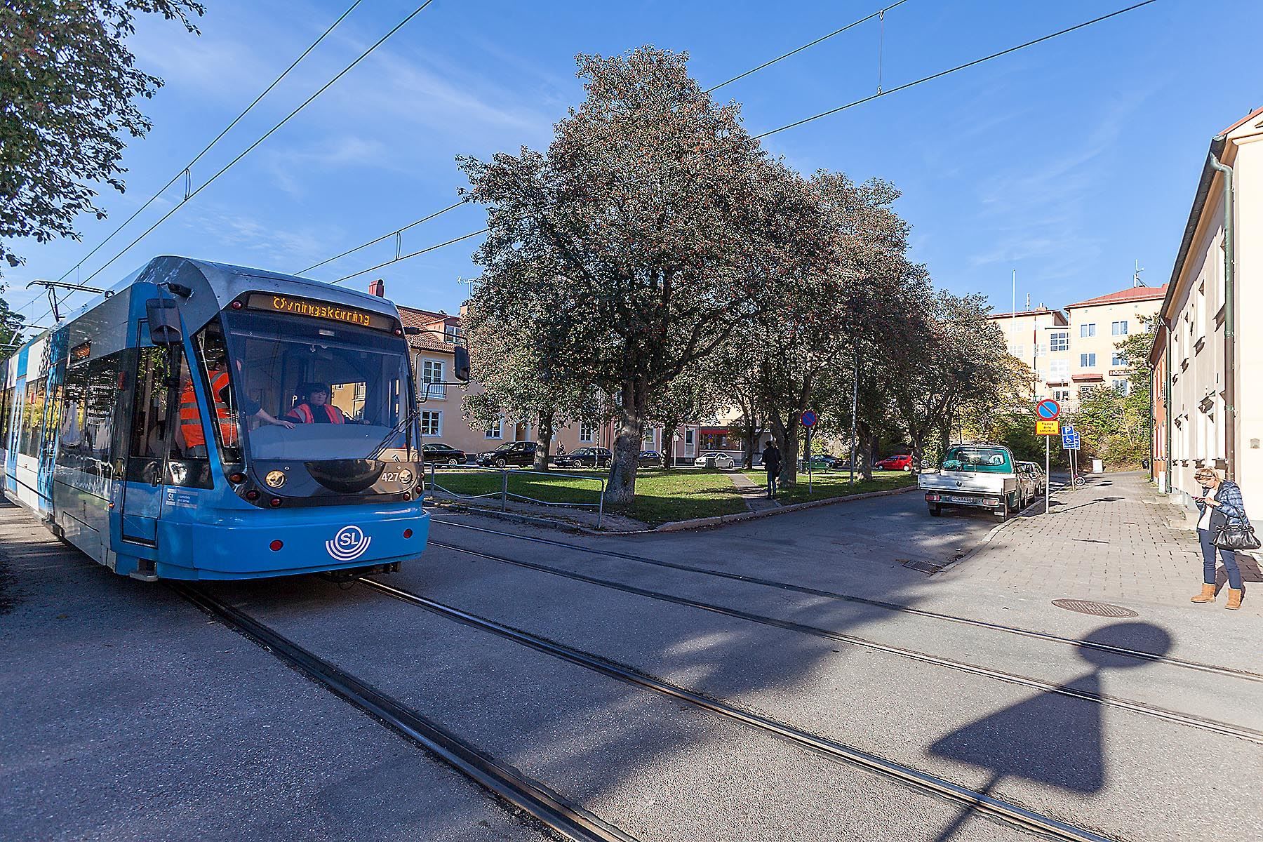 Höglandstorget med 12:ans spårvagn och småbutiker