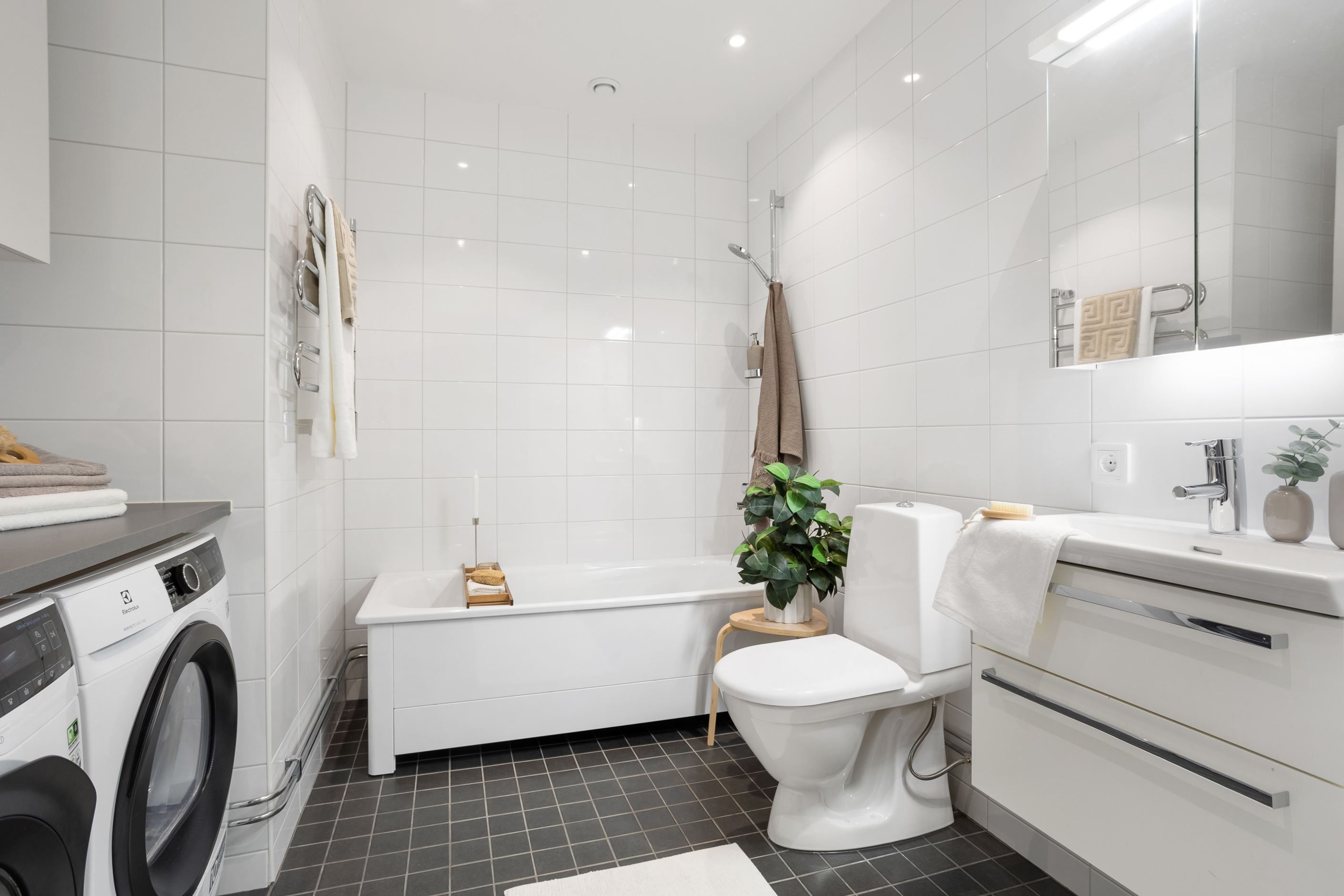 Stort och härligt badrum som även innehåller "tvättstuga"