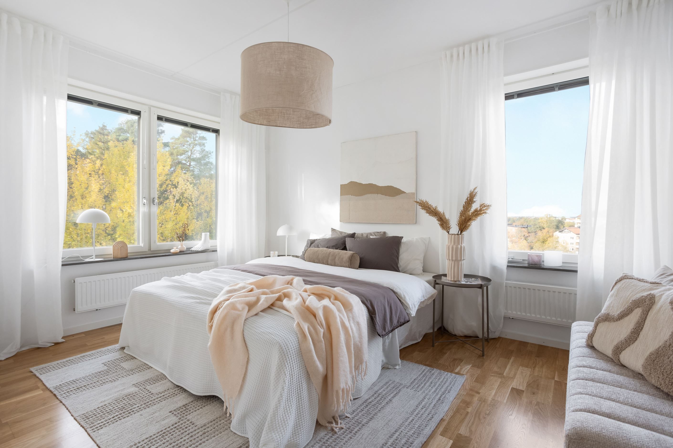 Gavelsovrum med fönster i två väderstreck