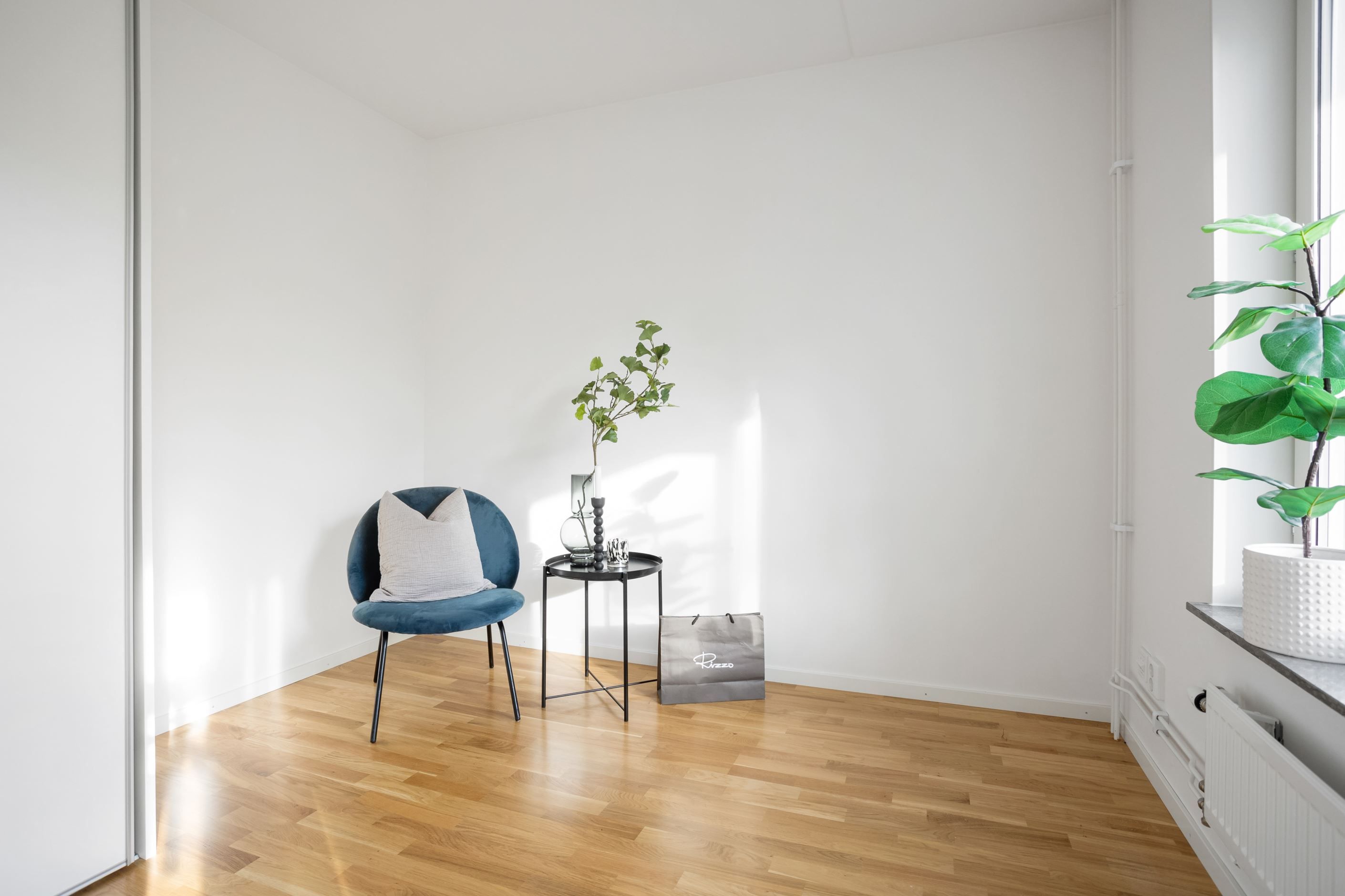 Sov/arbetsrum med vy mot skogen och Stora Mossens villakvarter