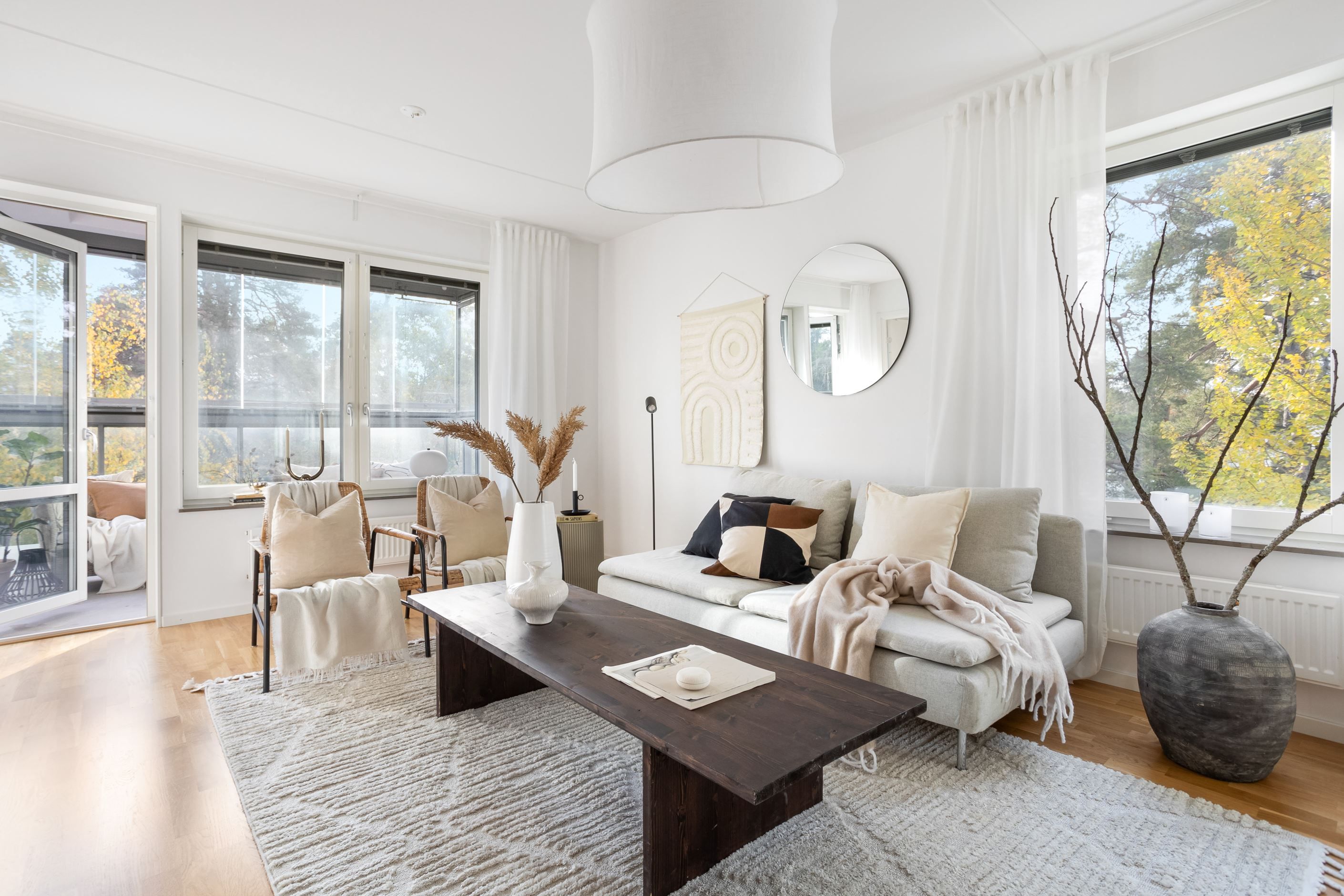 Fint ljusflöde och fönster utan insyn skapar en trivsam atmosfär