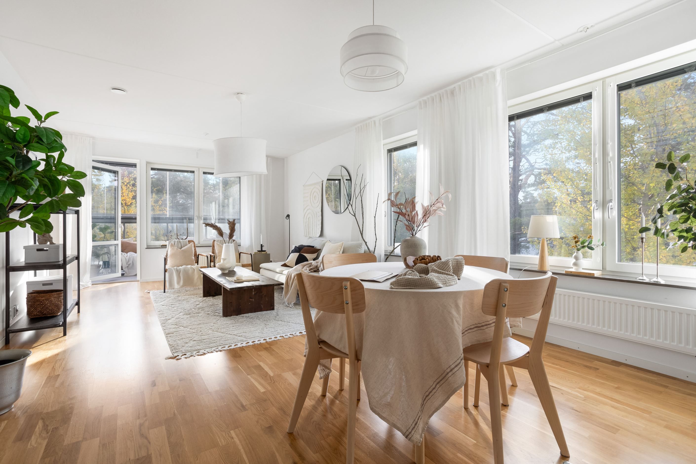 Fint ljusflöde och fönster utan insyn skapar en trivsam atmosfär