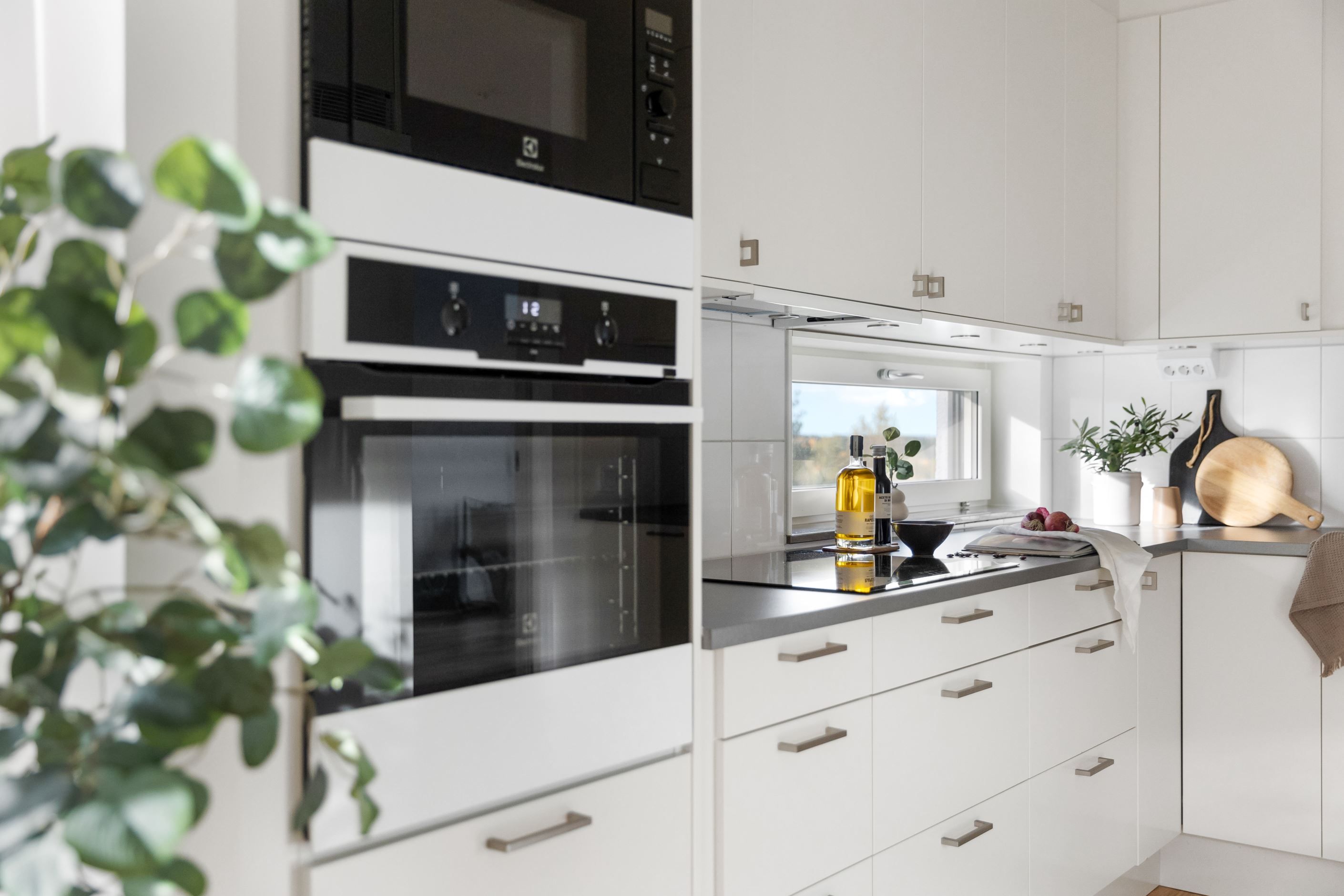 Bra arbetsytor och mycket förvaring