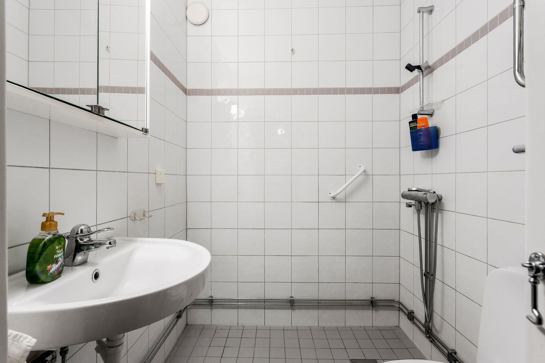 Helkaklat badrum med dusch, stambytt