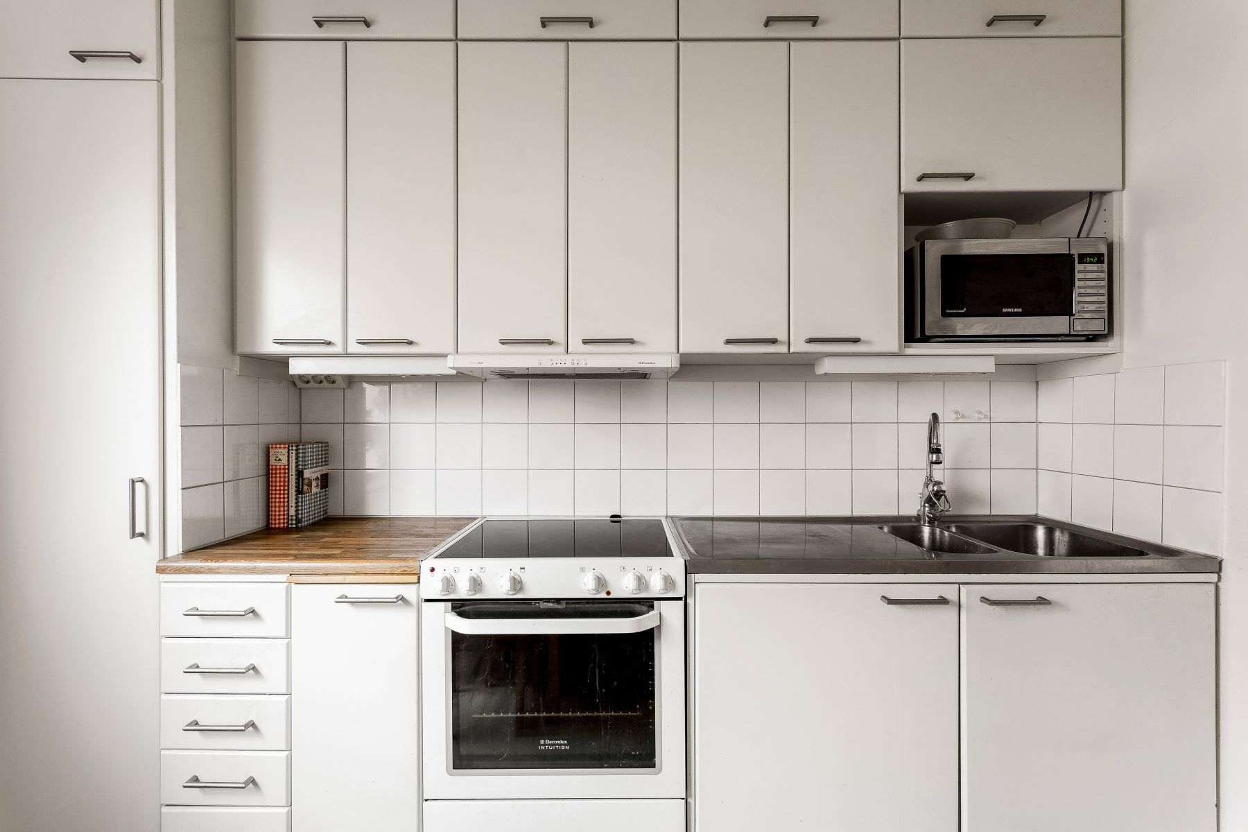 Tidstypiskt kök med gott om förvaring