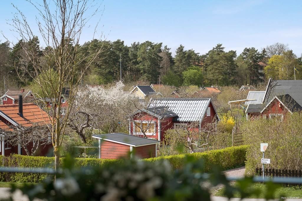 Kolonistugor invid huset