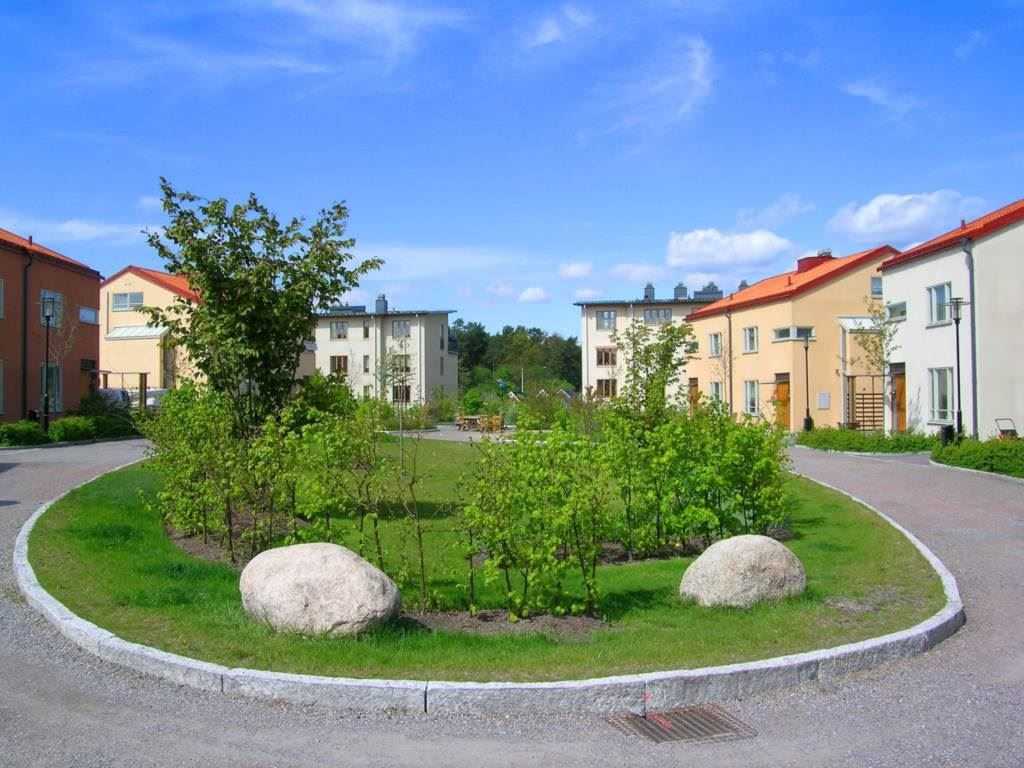 Sommarbild från barnvänligt och lugnt område