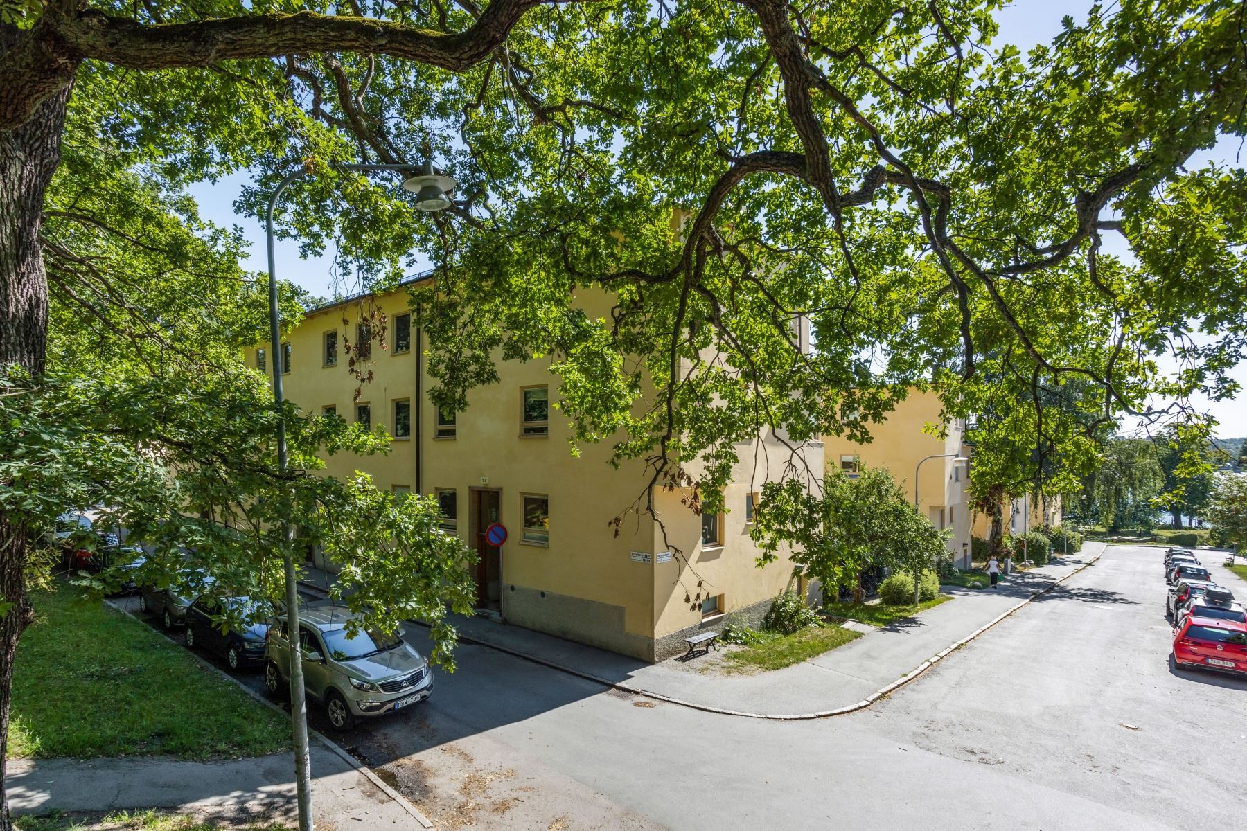 Lugna, trygga kvarter med ICA-butik runt "hörnet"