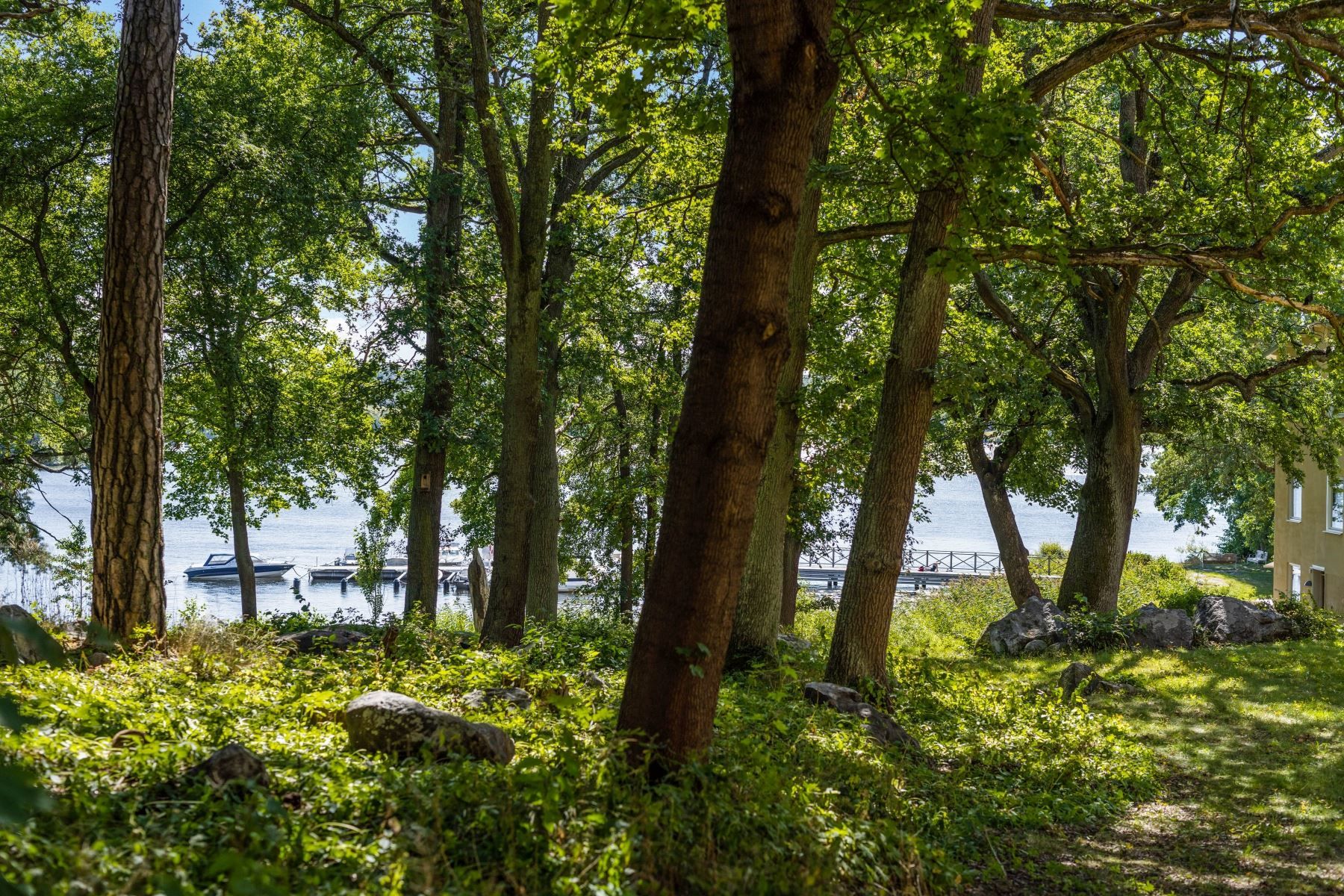 Vacker inramning med Mälarglitter och badbrygga ett stenkast bort...