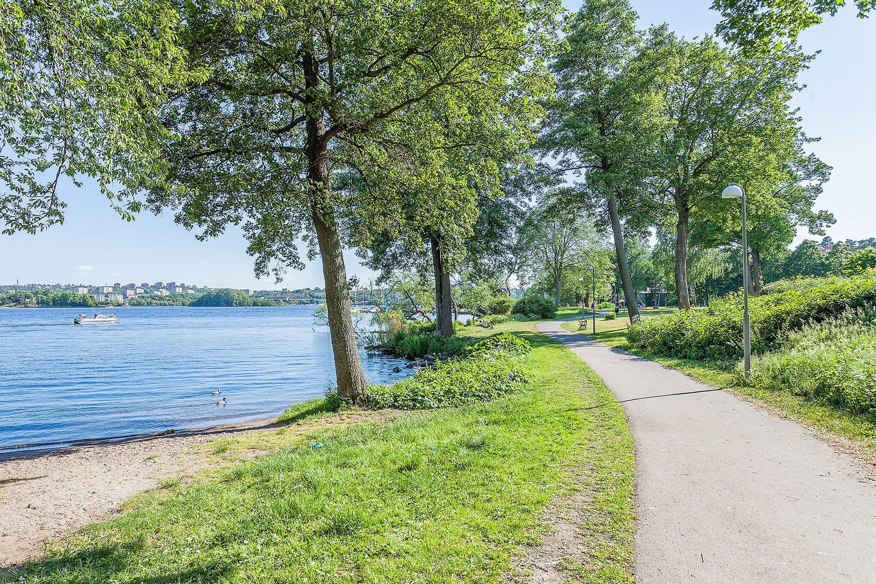 Strömkarlsvägen i drömläge, ett stenkast från strandpromenaden