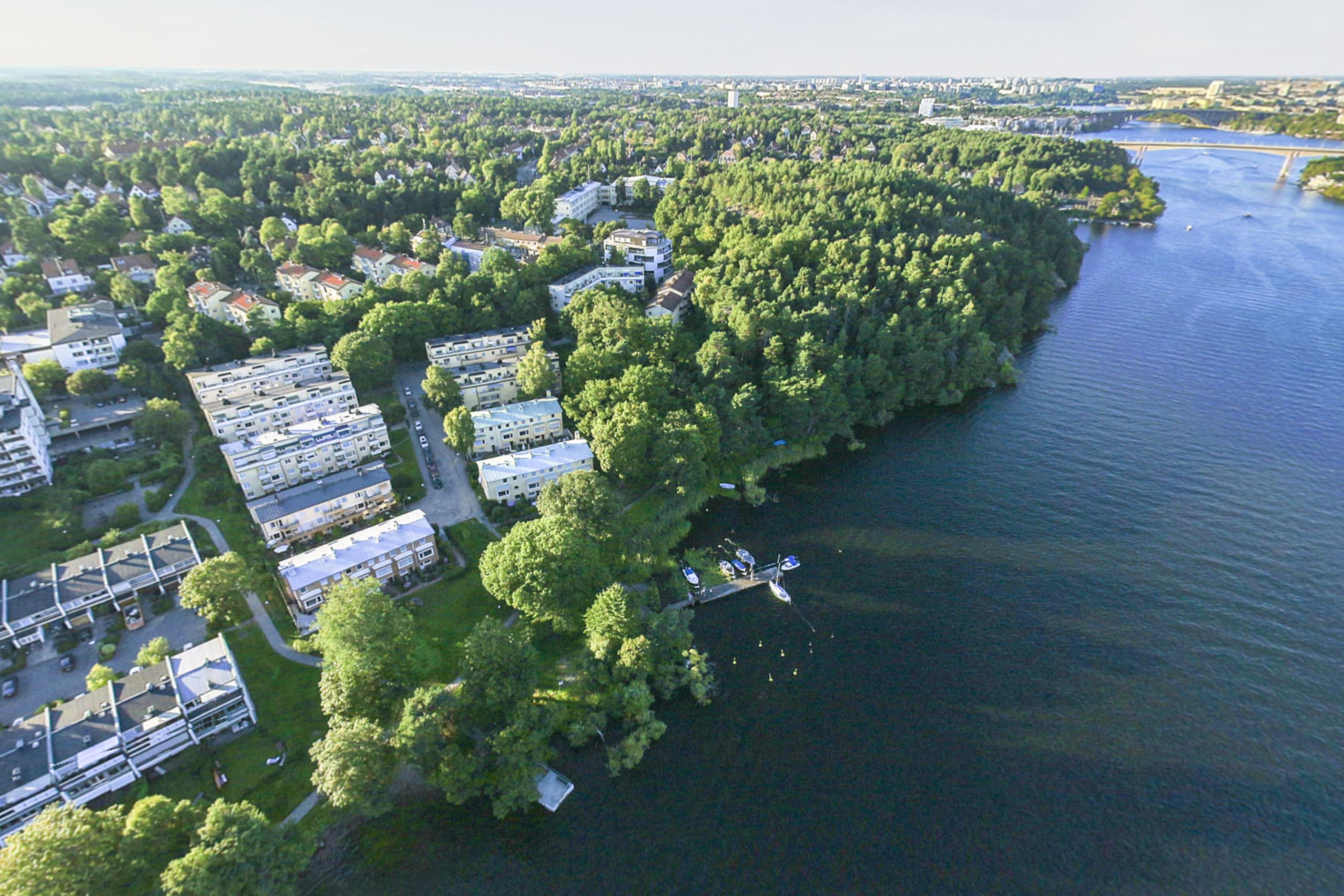 Strömkarlsvägen 78 med Mälaren knappt 100 meter från dörren