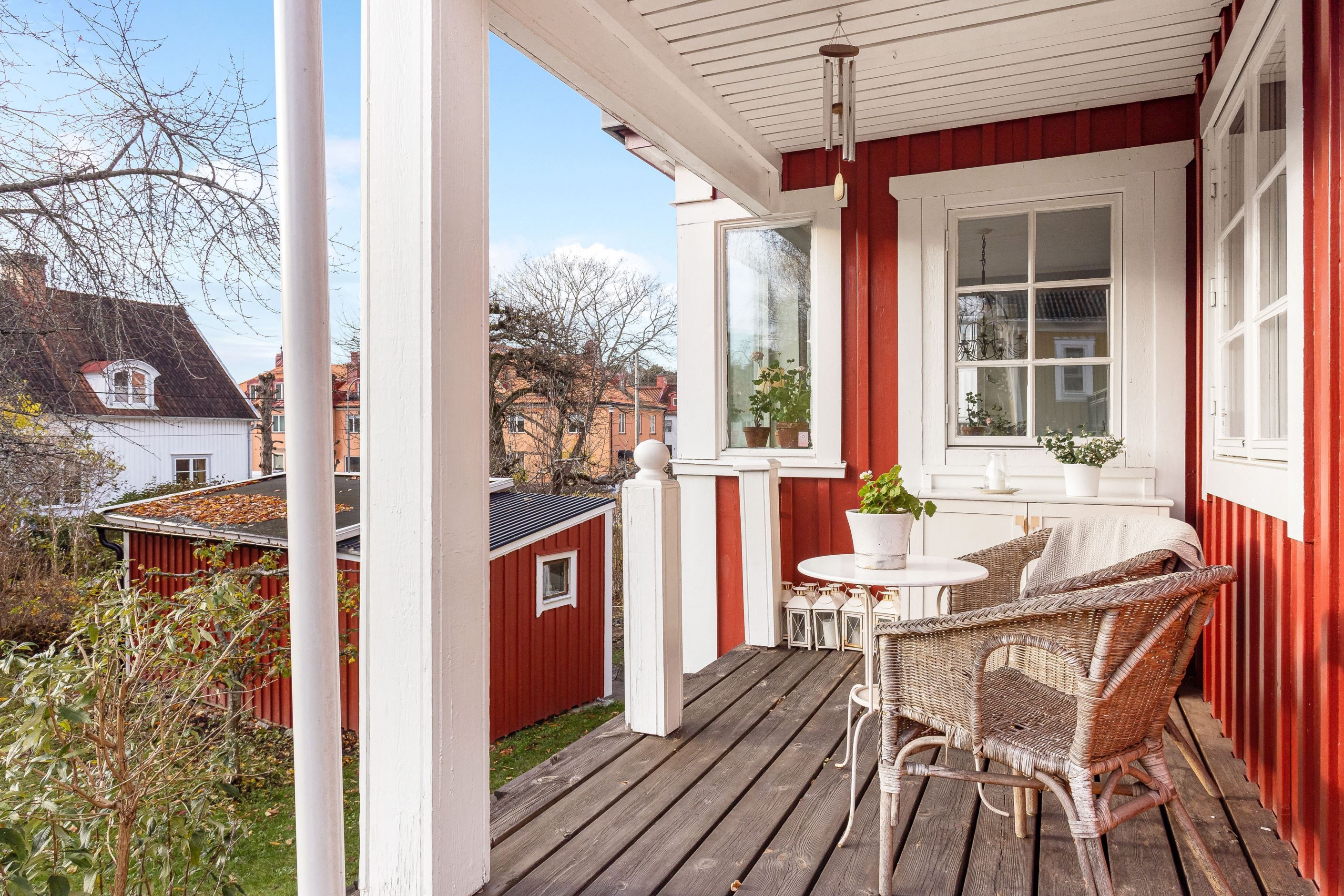 Högt, fritt beläget med sol på uteplatser från morgon till kväll