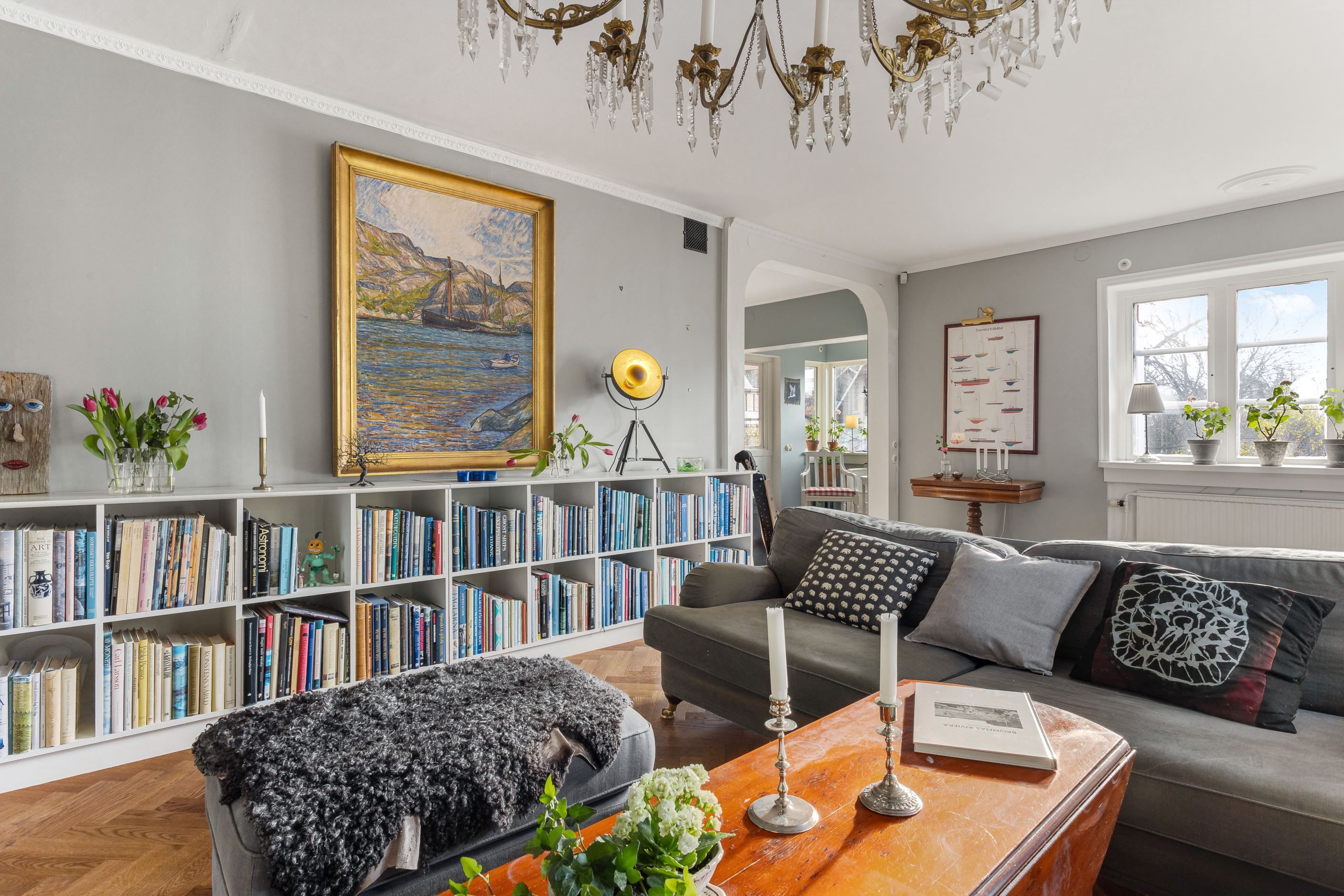 Sällskapsyta med vacker stavlagd ekparkett i fiskbensmönster