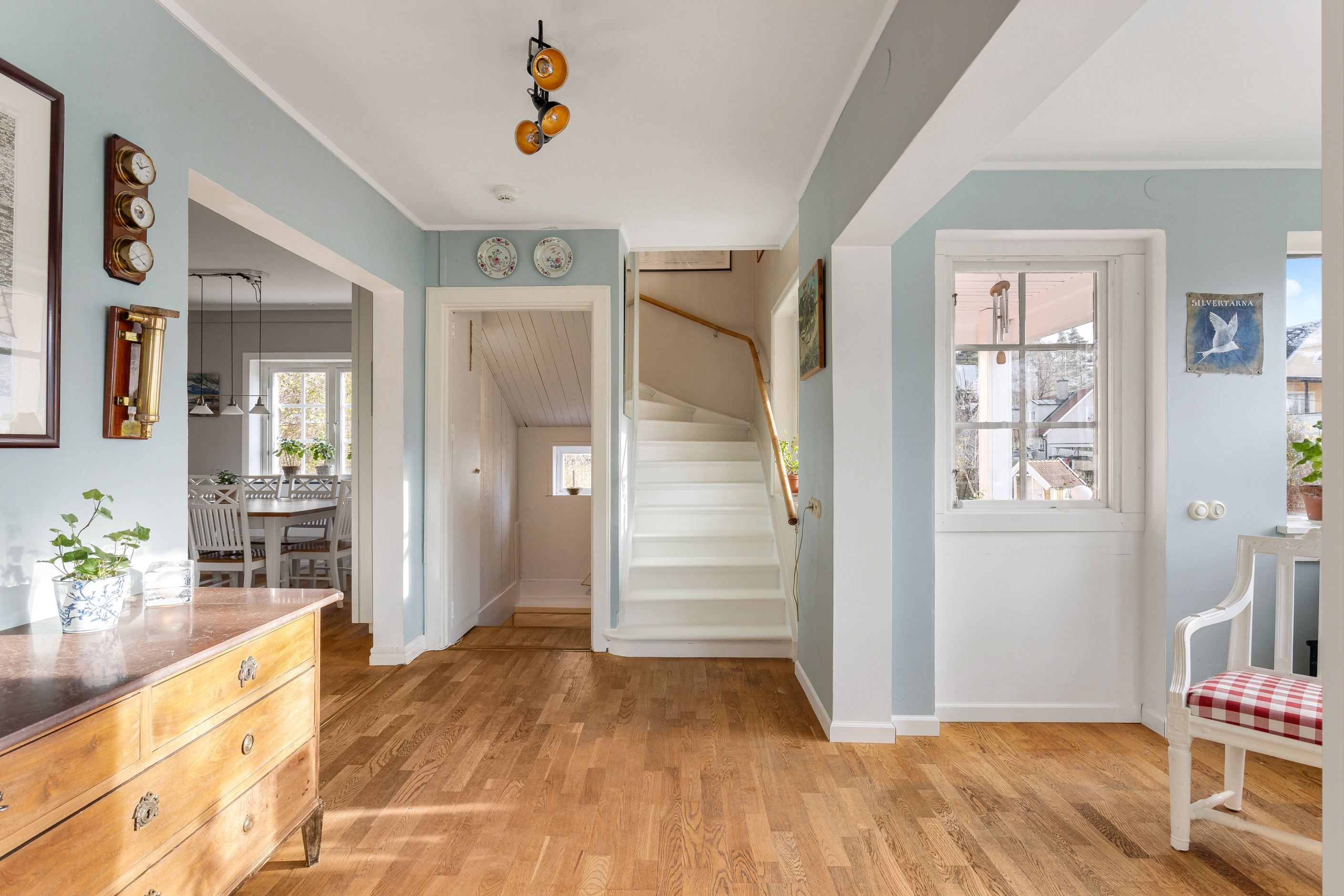 Entréhall med trappa mot övre plan