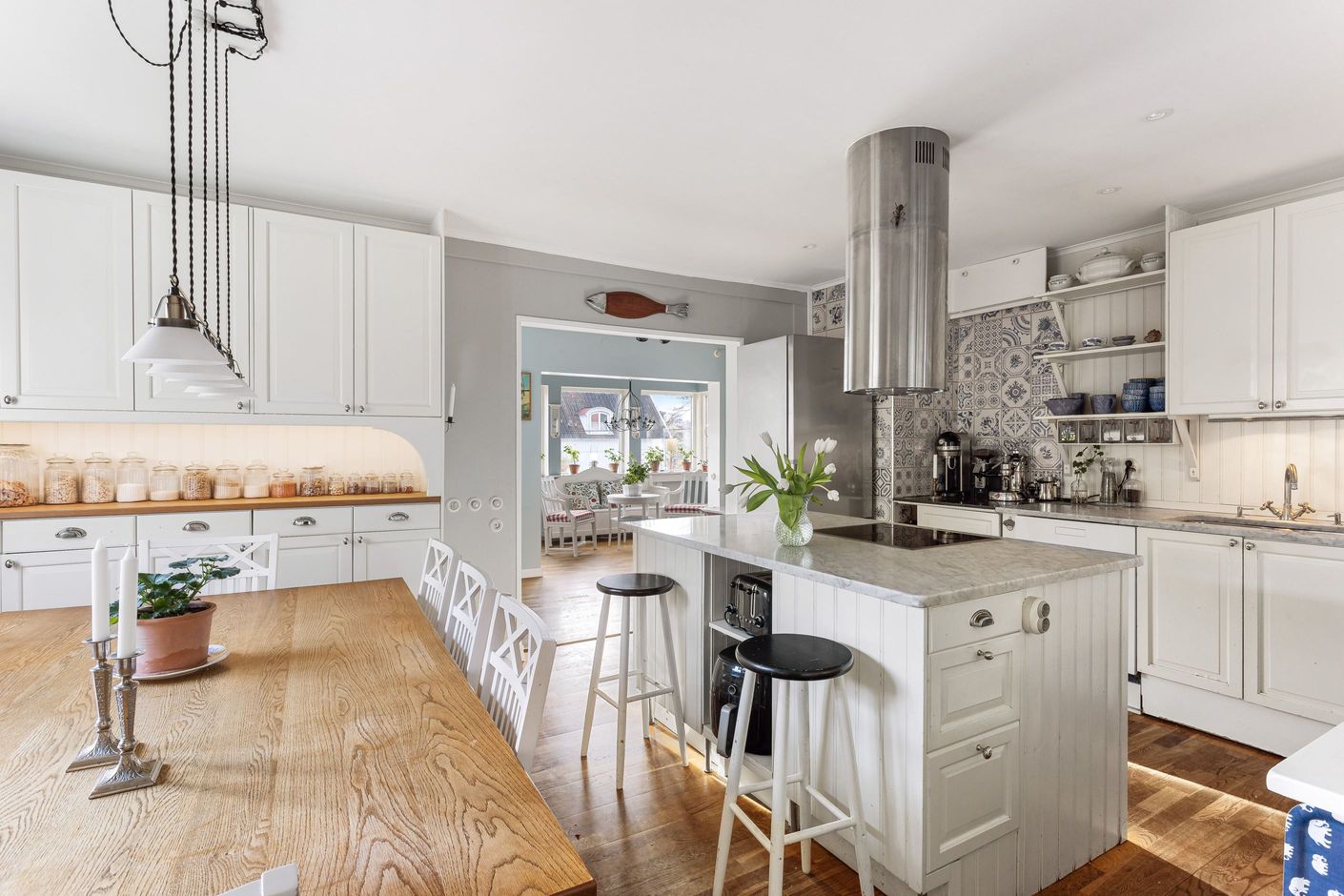 Stilfullt renoverat kök med varm atmosfär