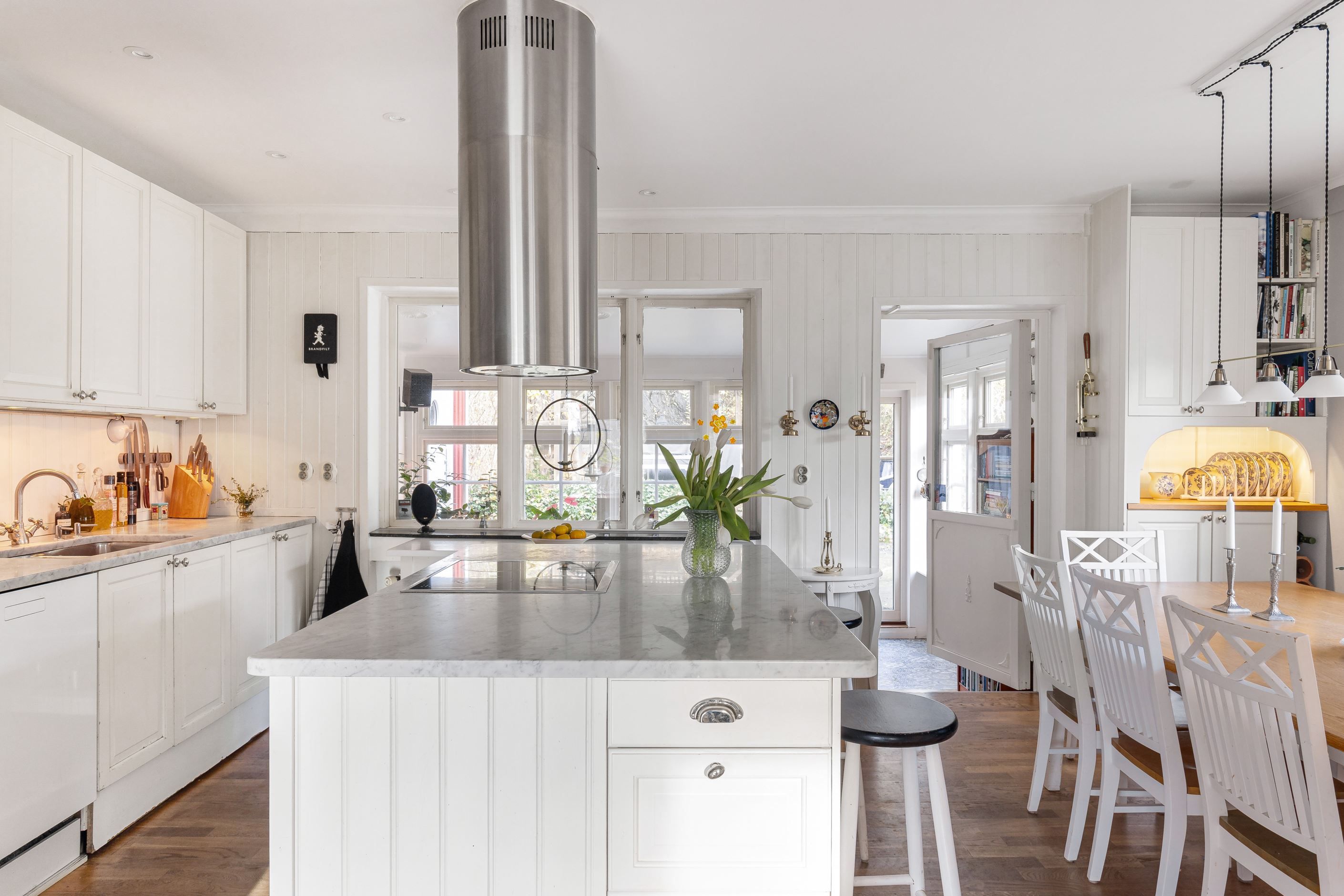 Påkostat kök med gott om förvaring och bra arbetsytor