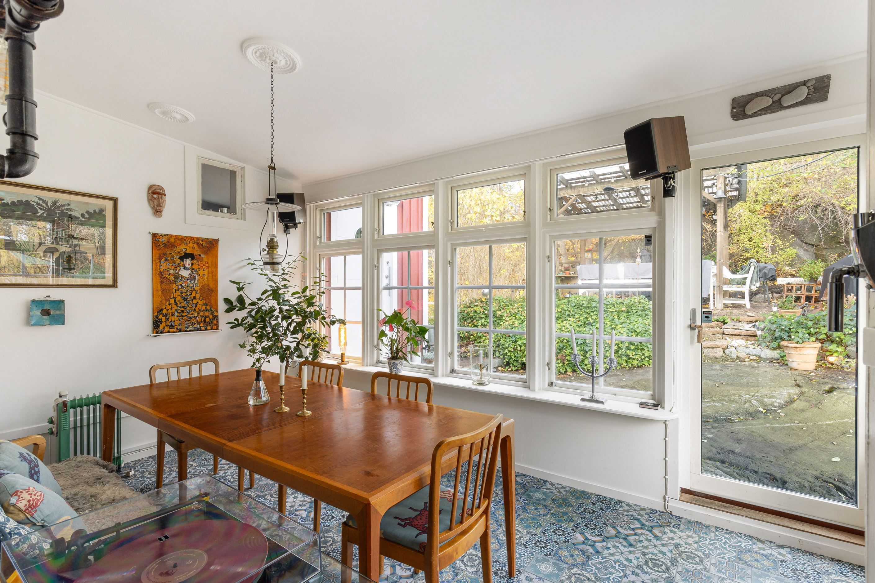 Här flyter "inne och ute" samman genom glasad dörr