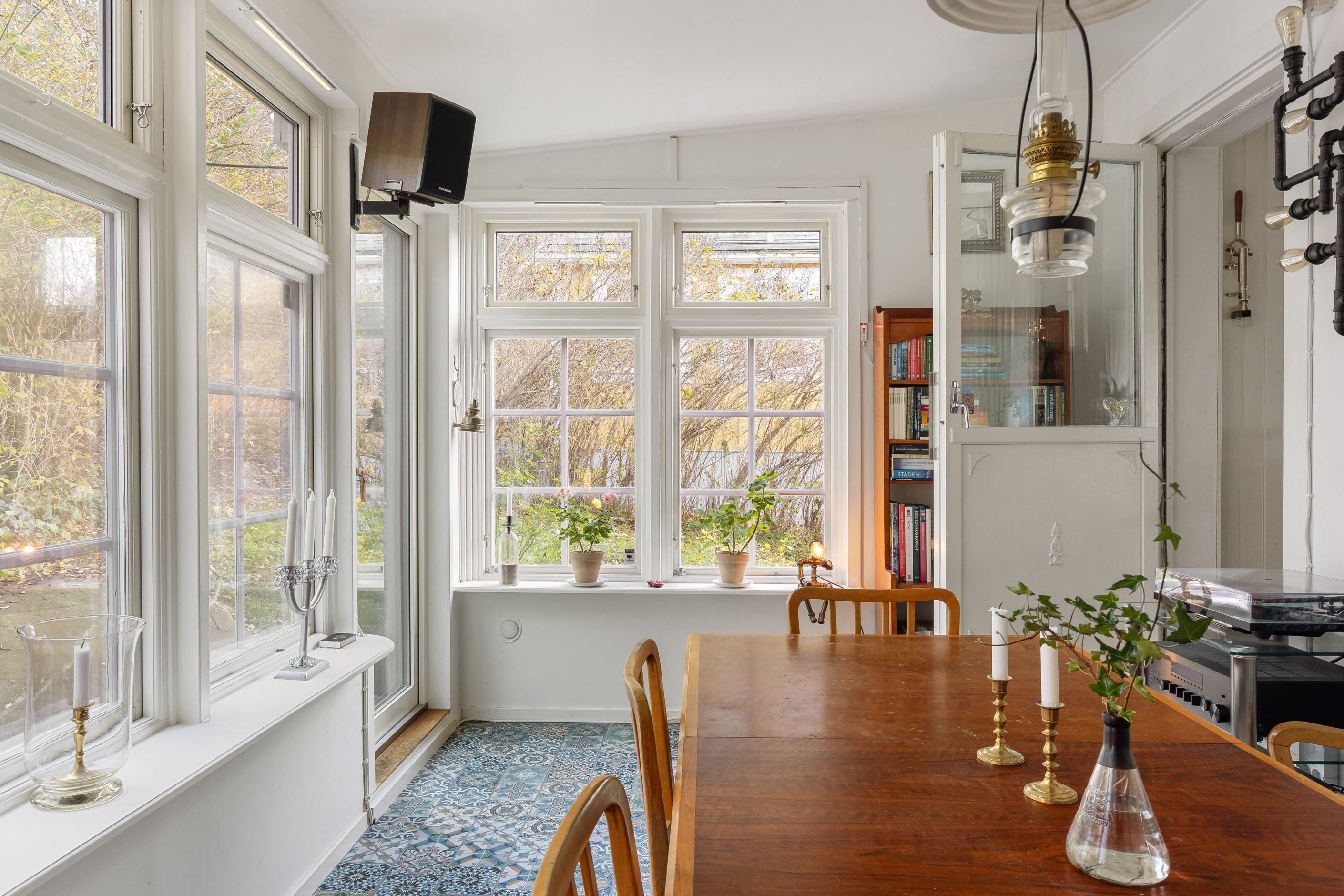 Höga spröjsade fönster i tre väderstreck...