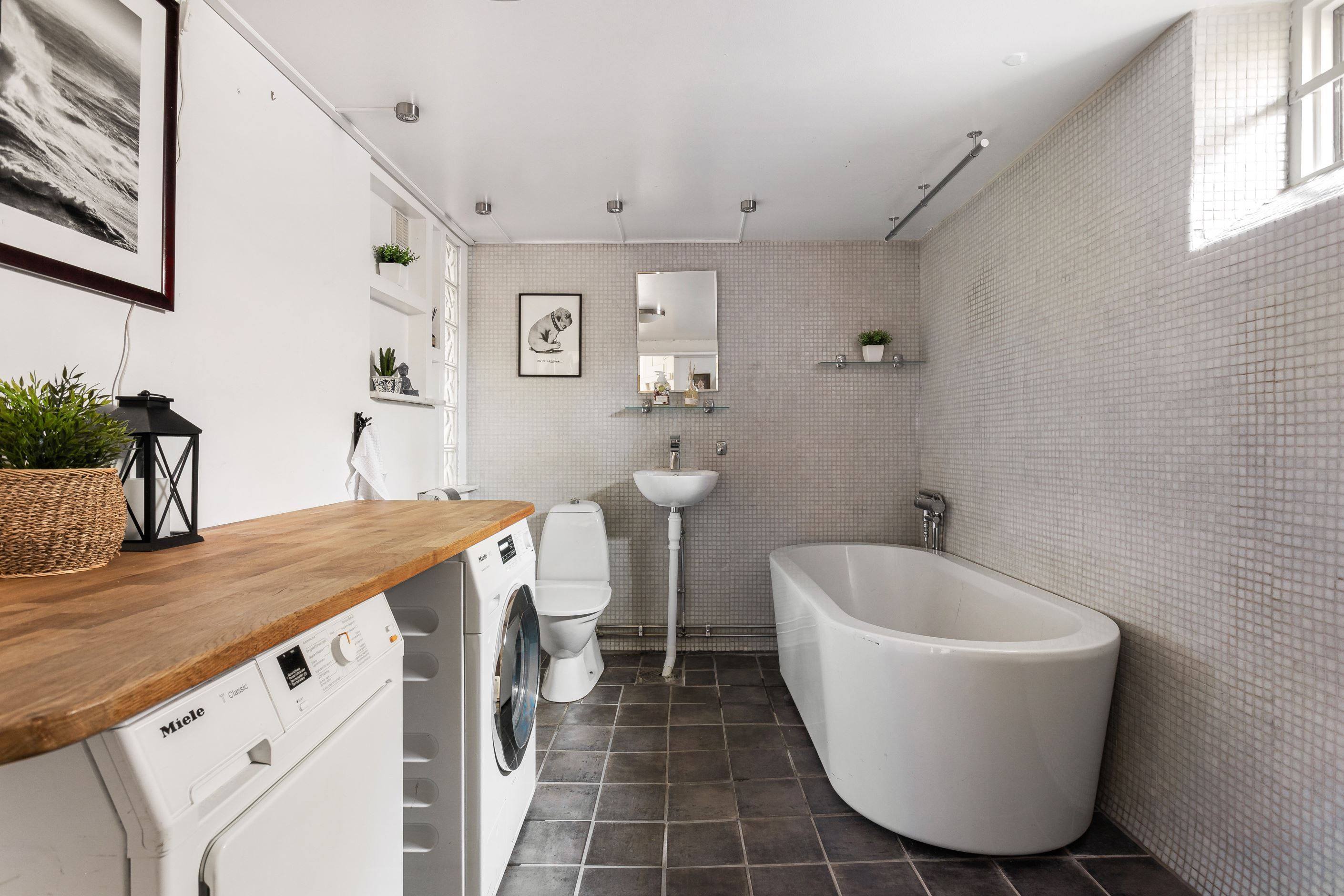 Badrum och tvättstuga i nedre plan