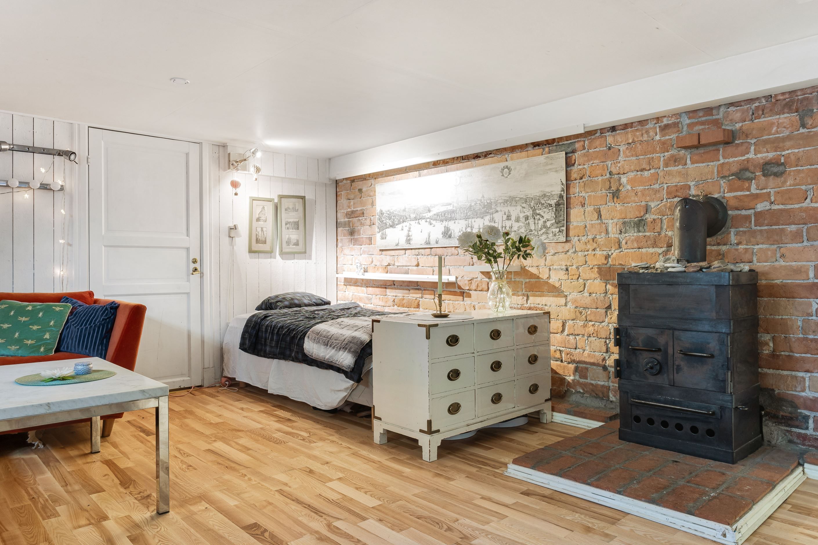 Kamin i souterrängplan