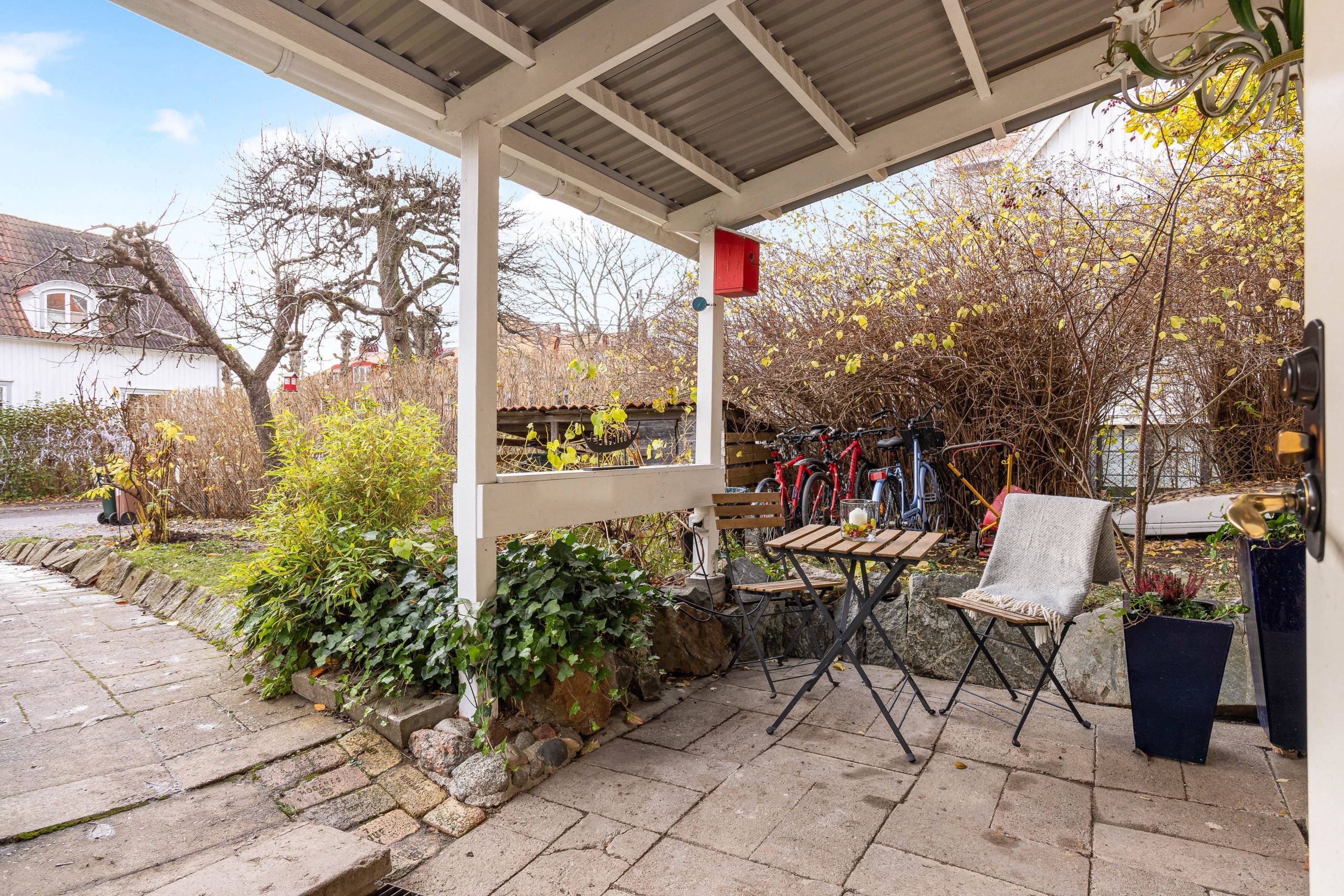 Uteplatser på tomten som håller med såväl sol som skugga från morgon till kväll