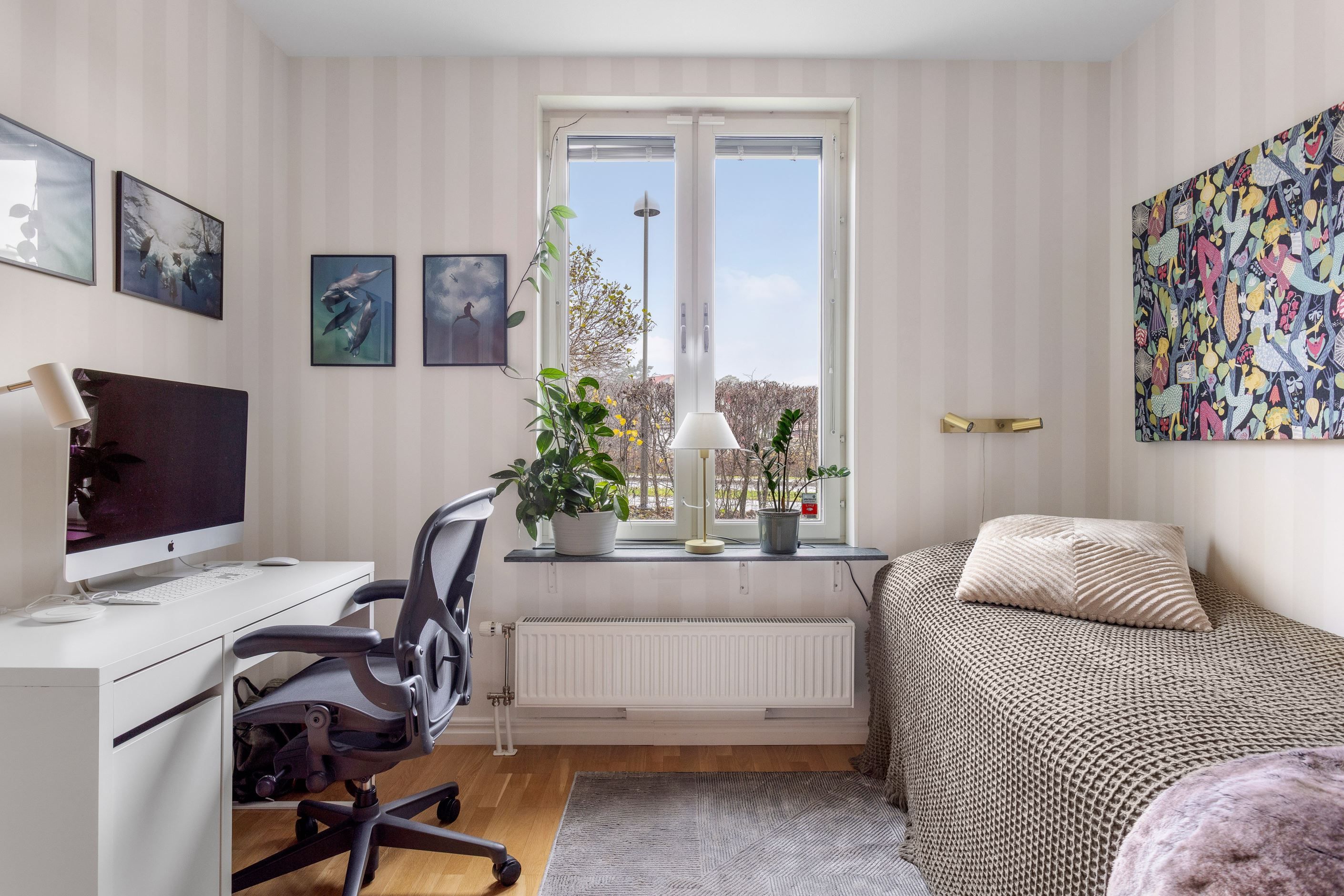 Gott om plats för säng och arbetshörna och fin vy ut mot koloniträdgårdarna