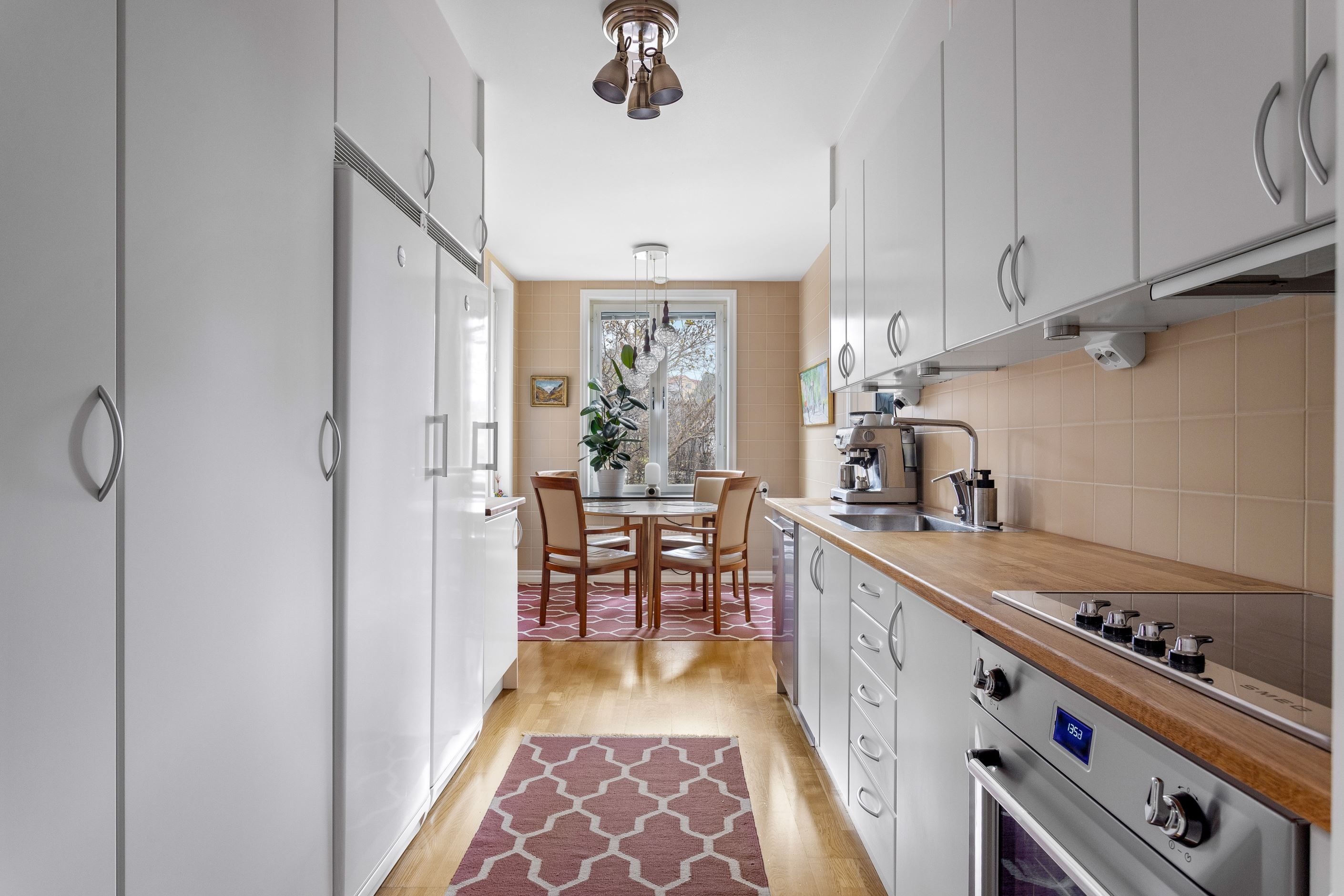 Lättarbetat kök med gott om förvaring och bra arbetsyta