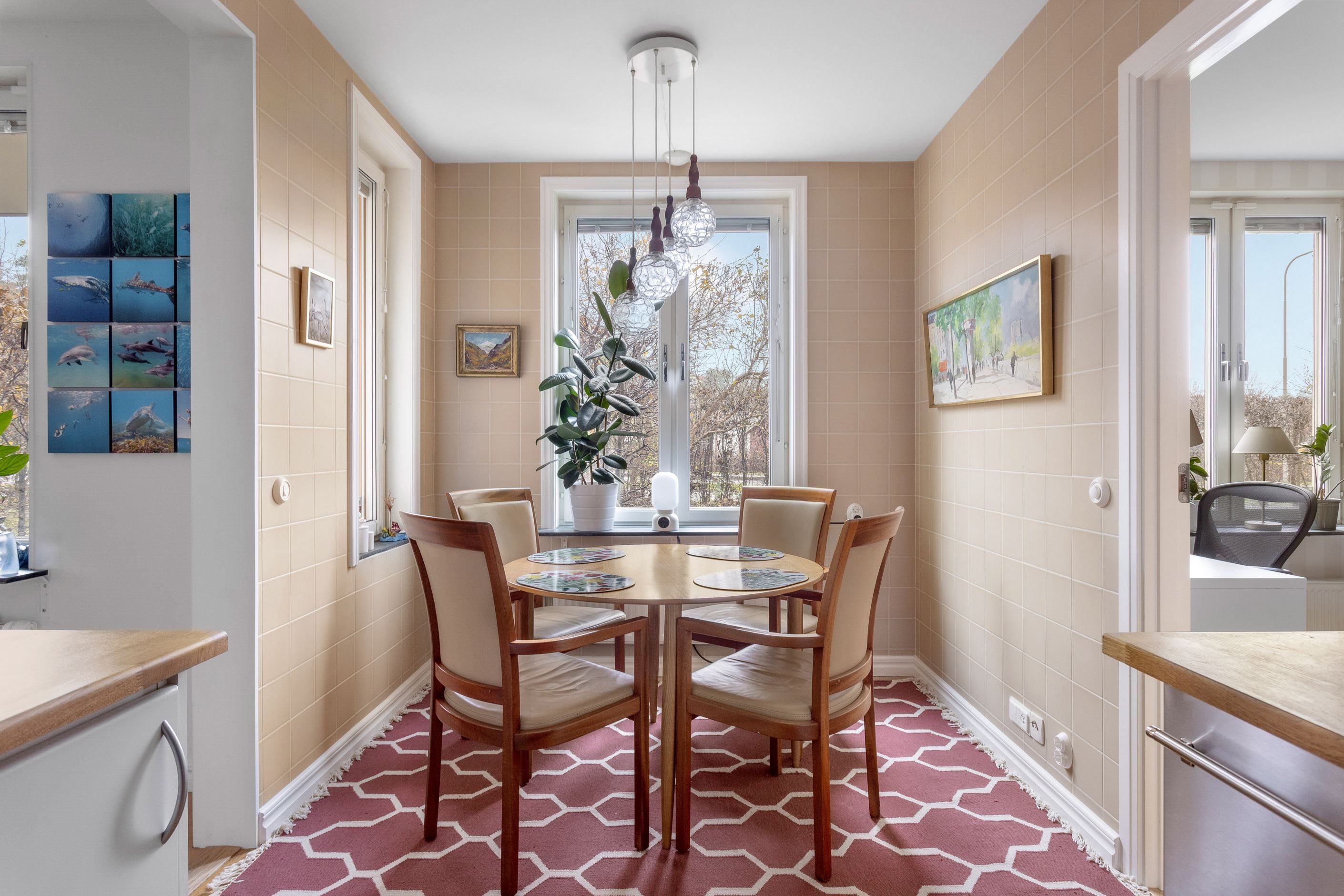 Matrumsdel invid sällskapyta, även den ljus och inbjudande