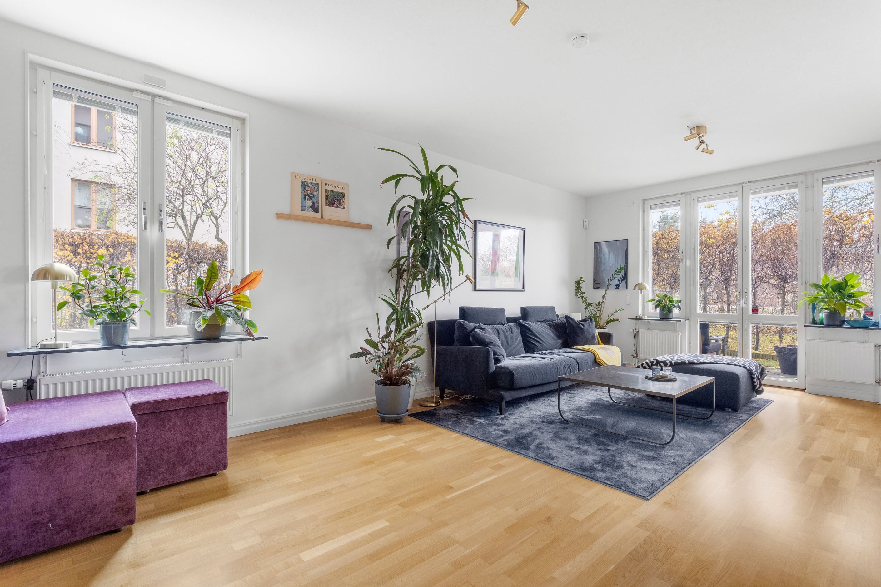 Enhetligt ekgolv och ljus färgsättning ger en bra bas