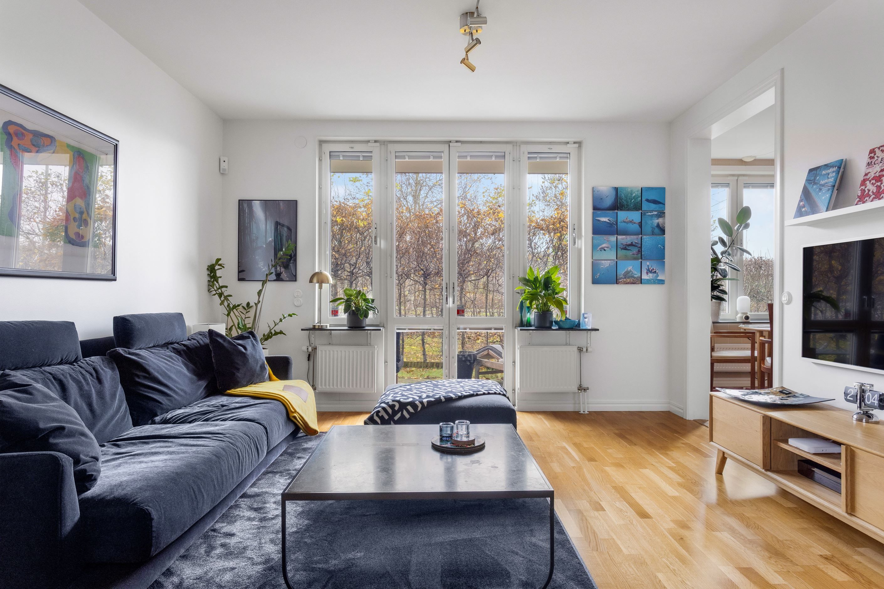 Generöst med glasad yta mot uteplats i S/V skapar ljus och trivsel