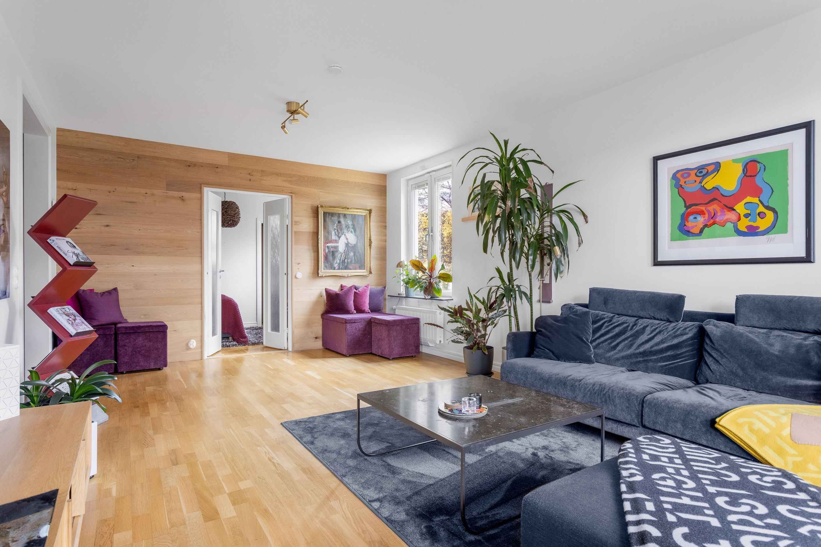 Rymlig sällskapsdel med glasade dubbeldörrar in mot Master bedroom