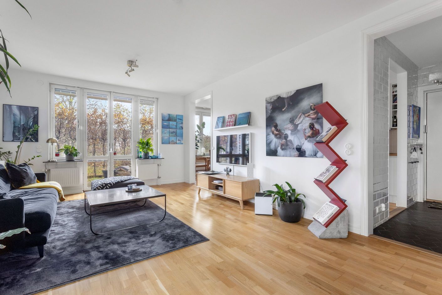 Ljus och luftig sällskapsyta med fönster i flera väderstreck