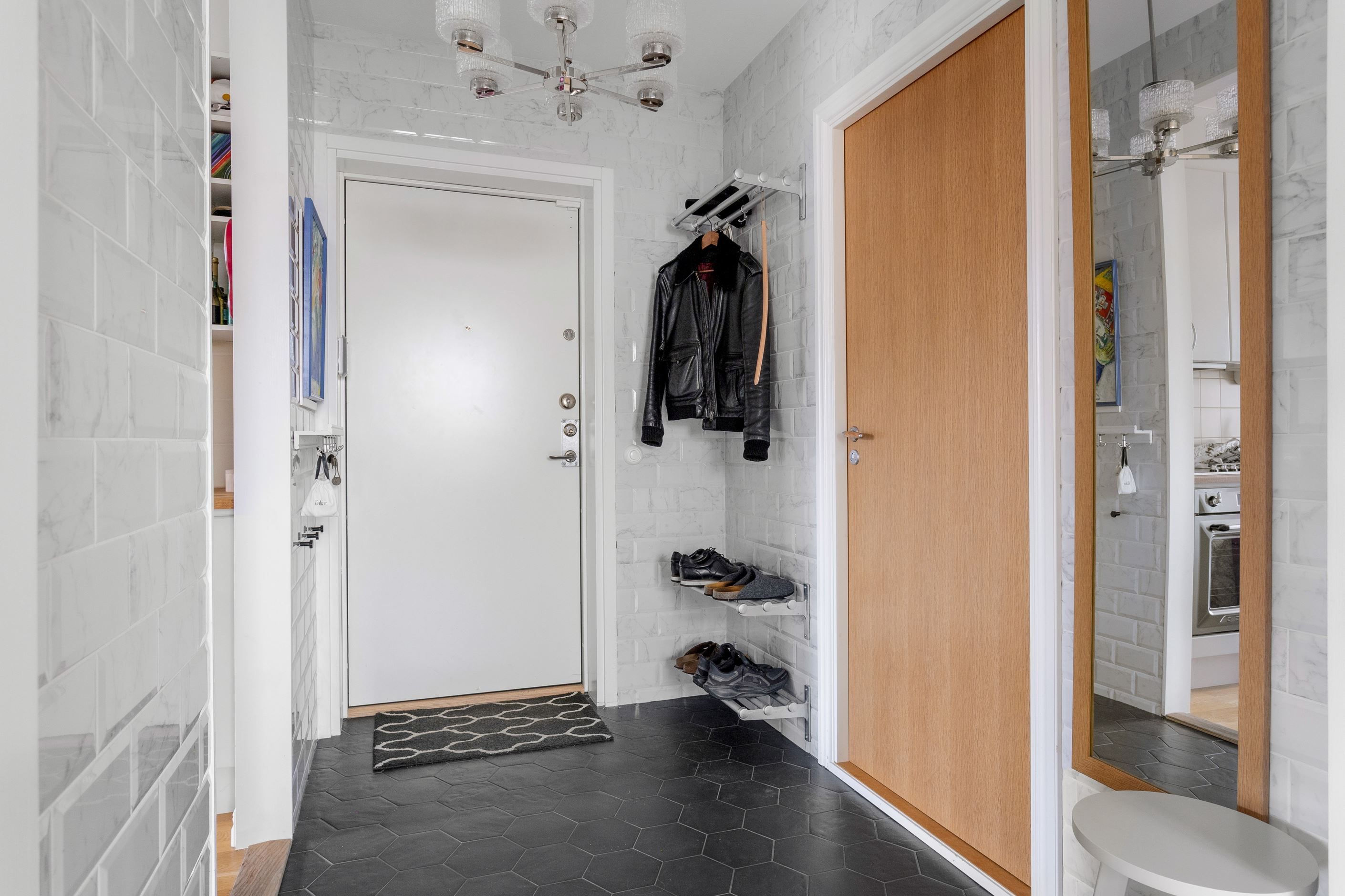 Hall med tåligt klinkergolv