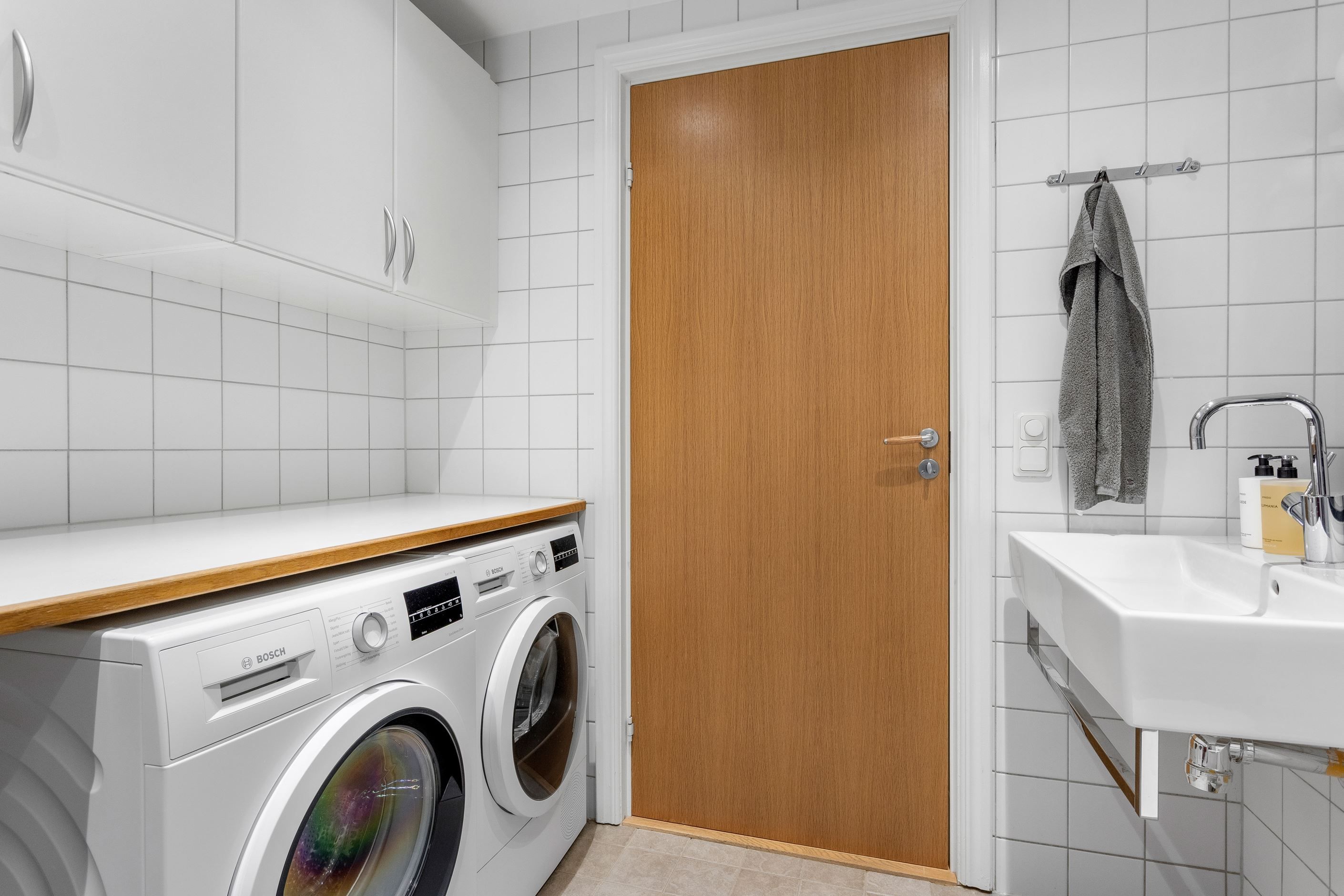 Tvättutrustning och arbetsyta i badrummet