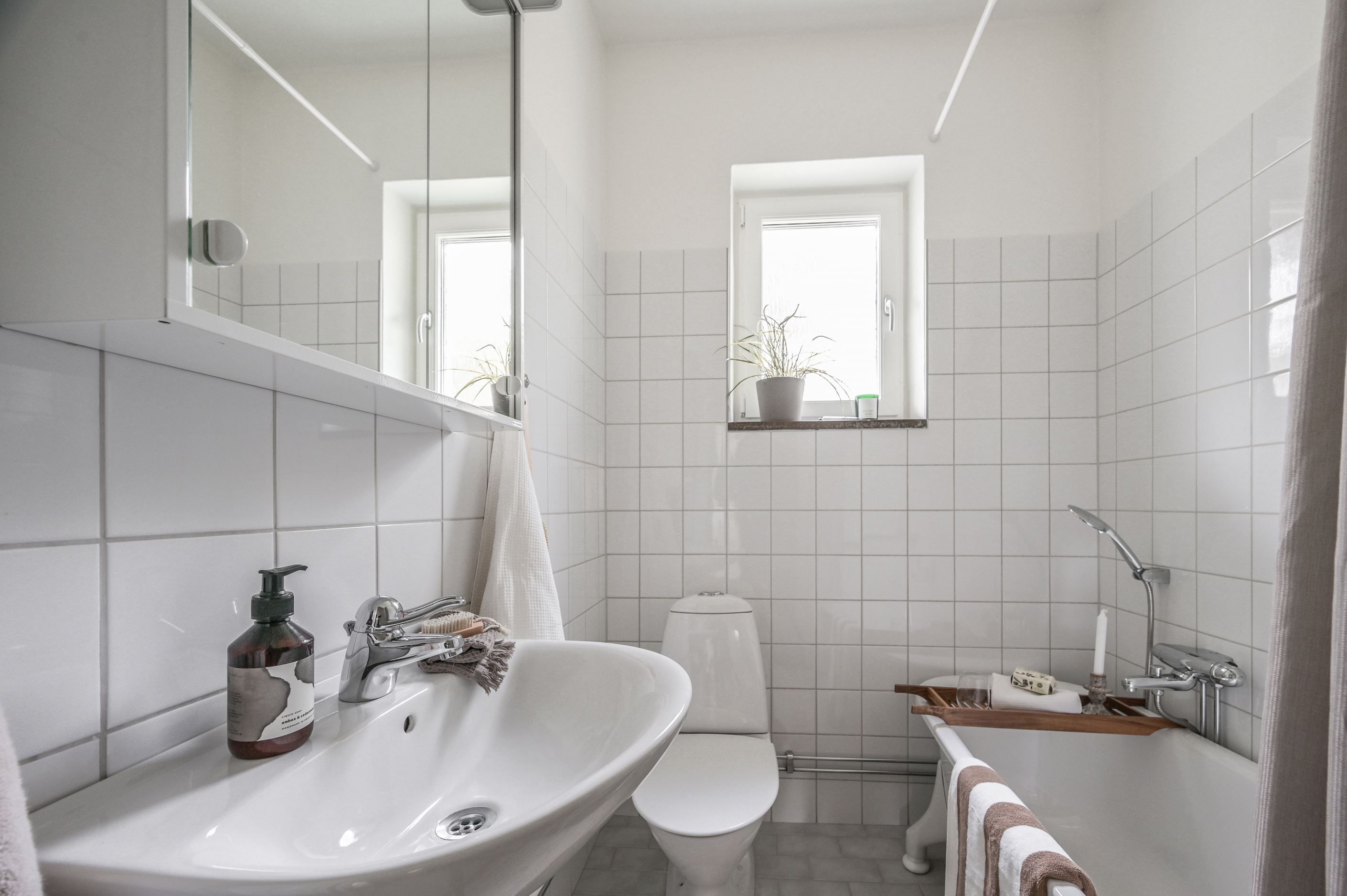 Stambytt badrum med badkar och fönster för ljus och vädring