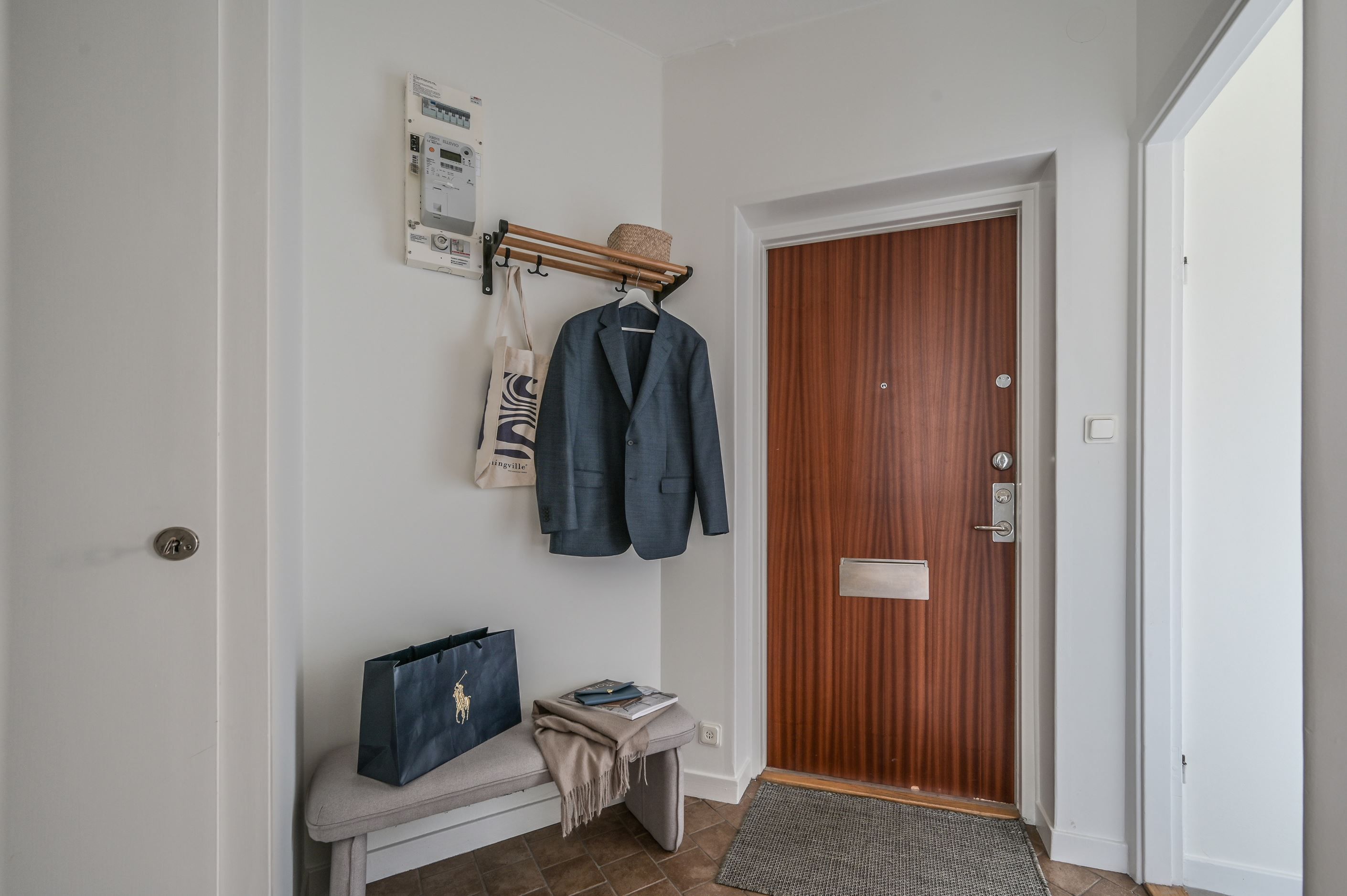 Hall med säkerhetsdörr