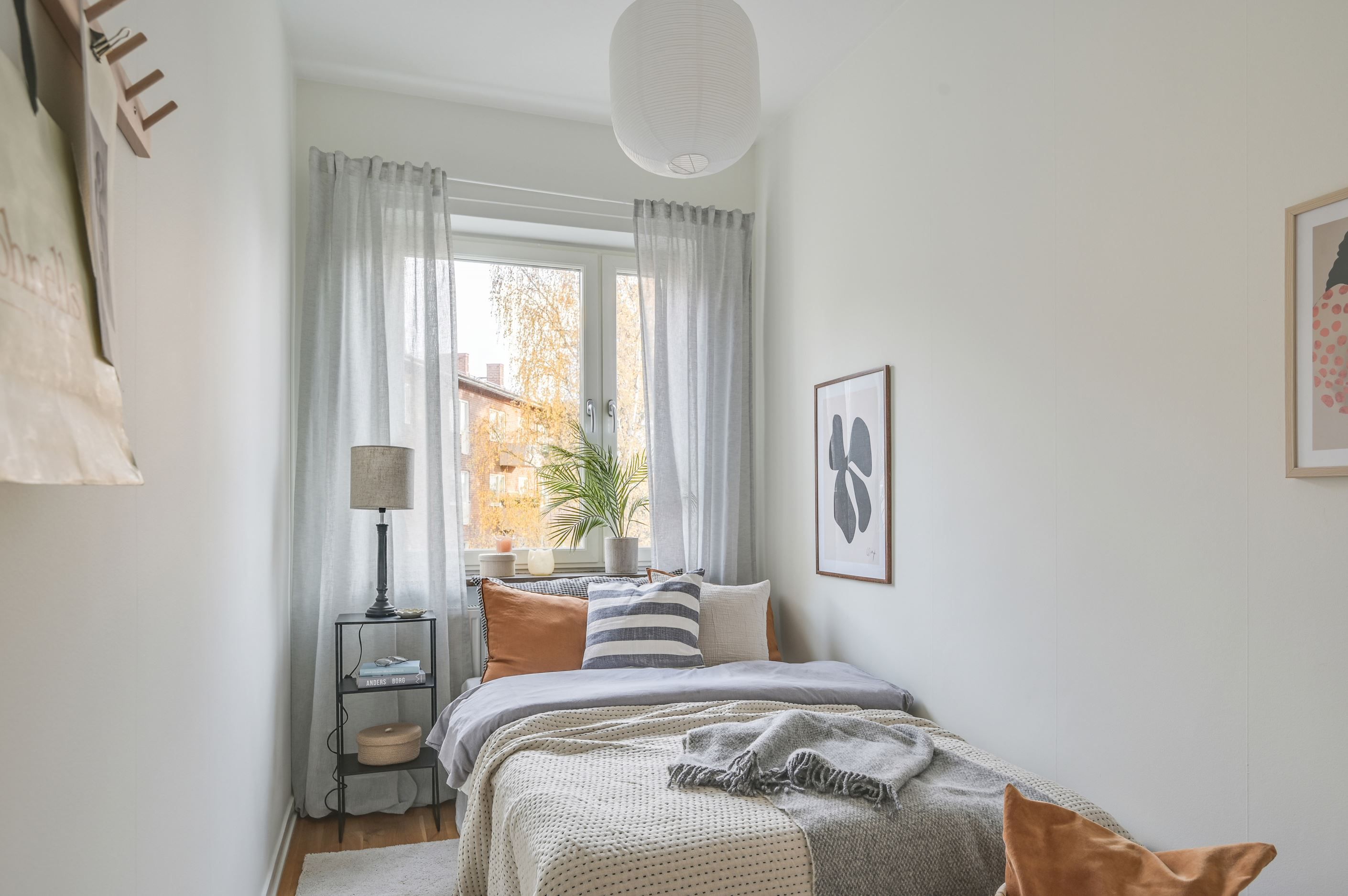Trivsamt sovrum med bra ljusflöde