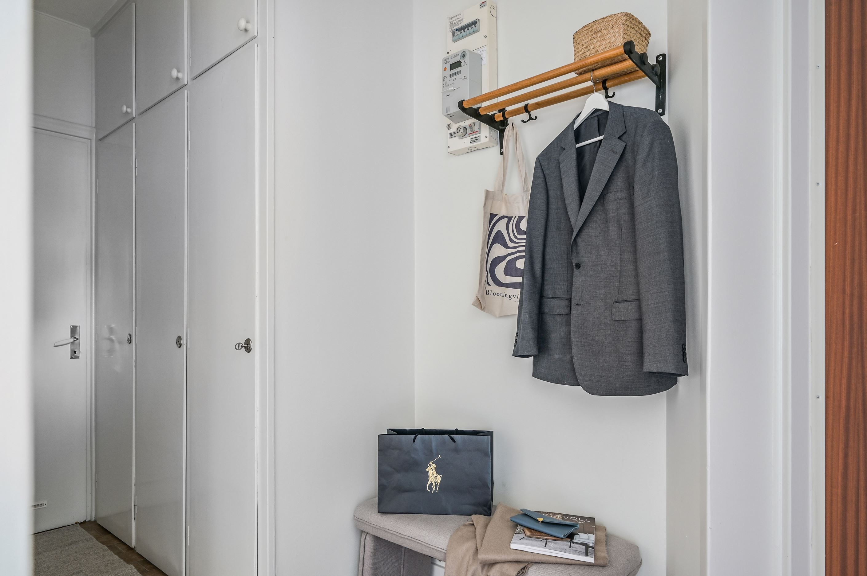 Hall med inbyggda garderober som ger gott om förvaringsutrymme