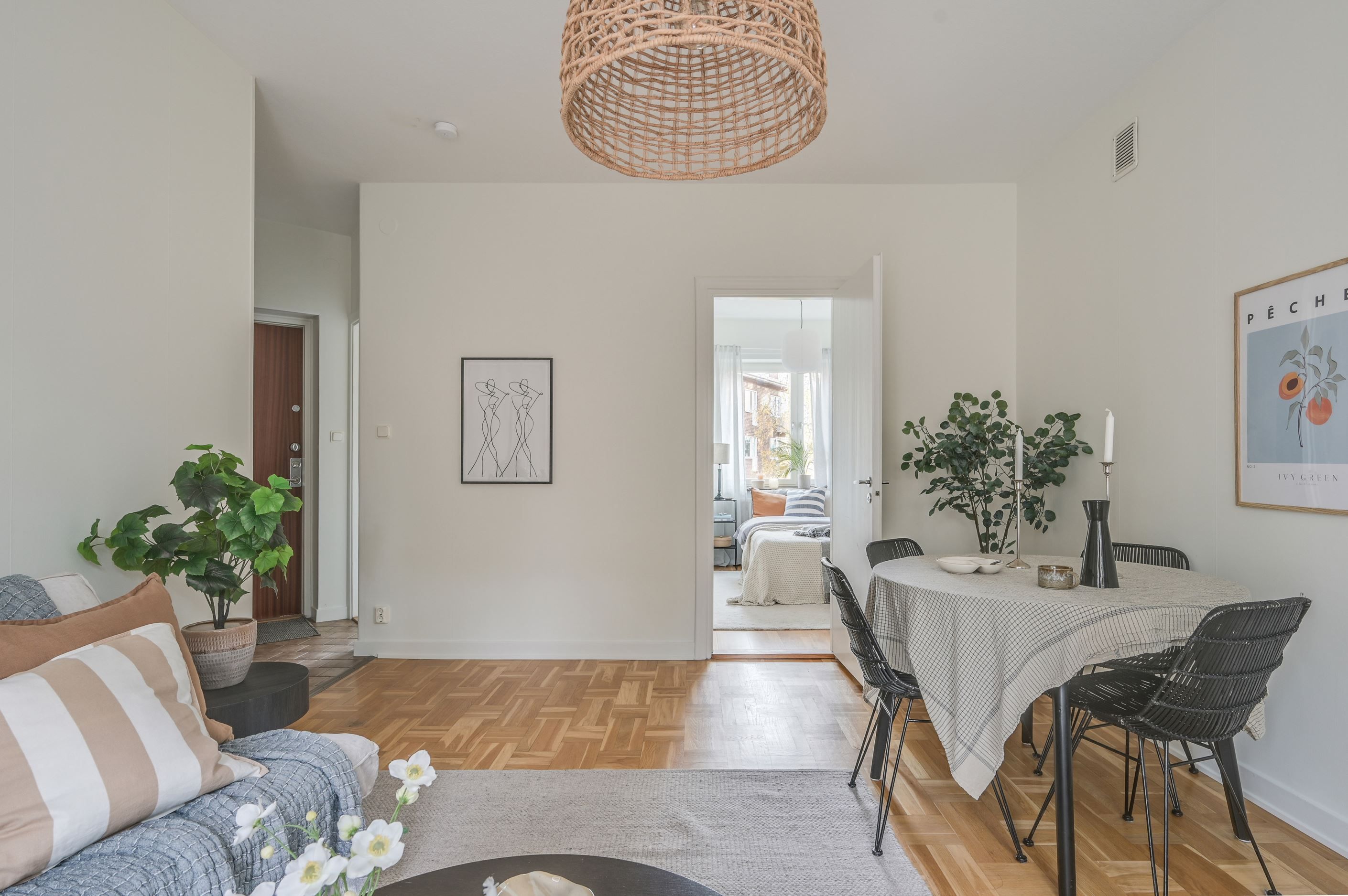 Plats för matgrupp i det väl tilltagna vardagsrummet