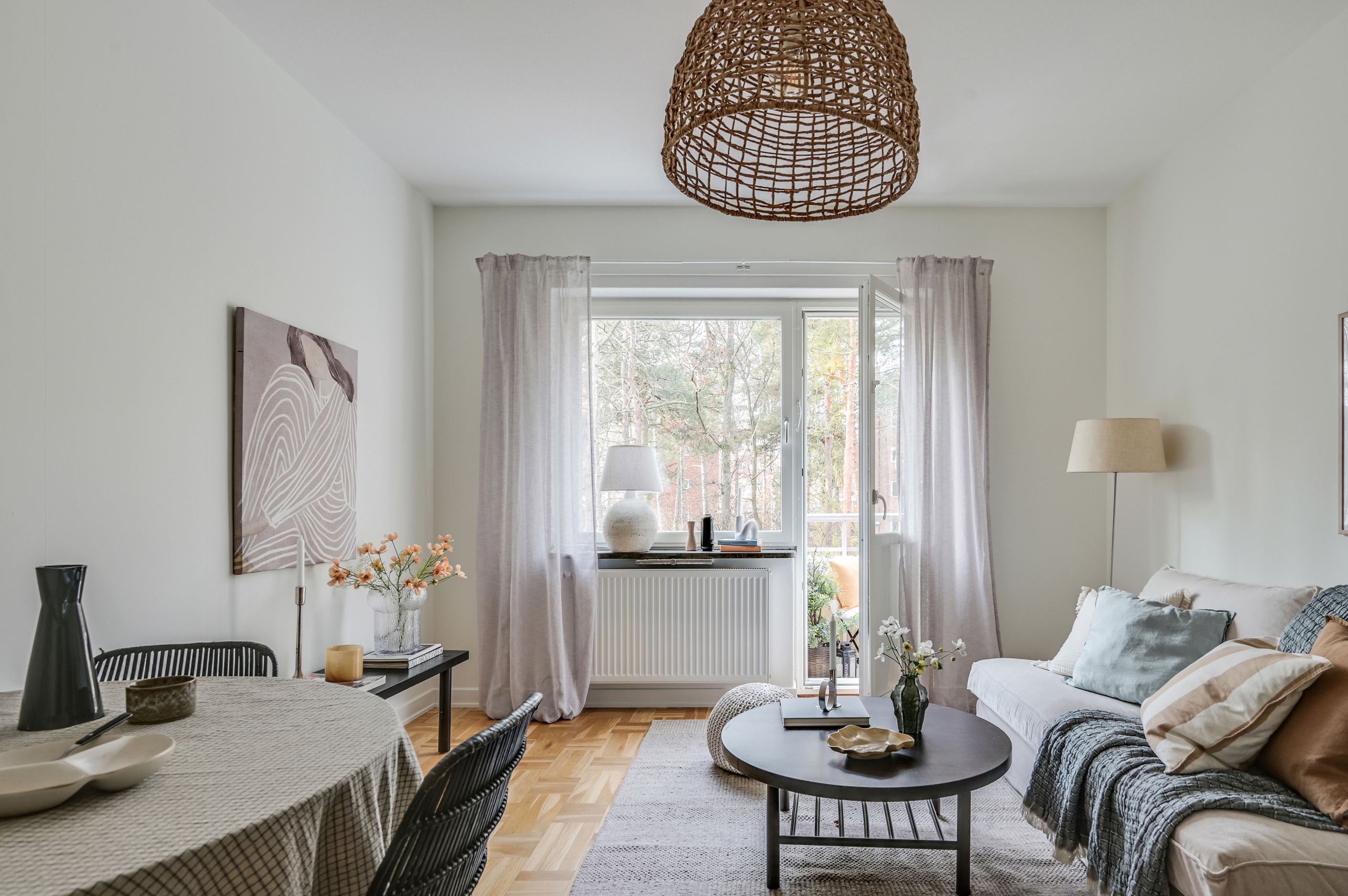 Härligt ljusflöde från stort fönster och balkongdörr