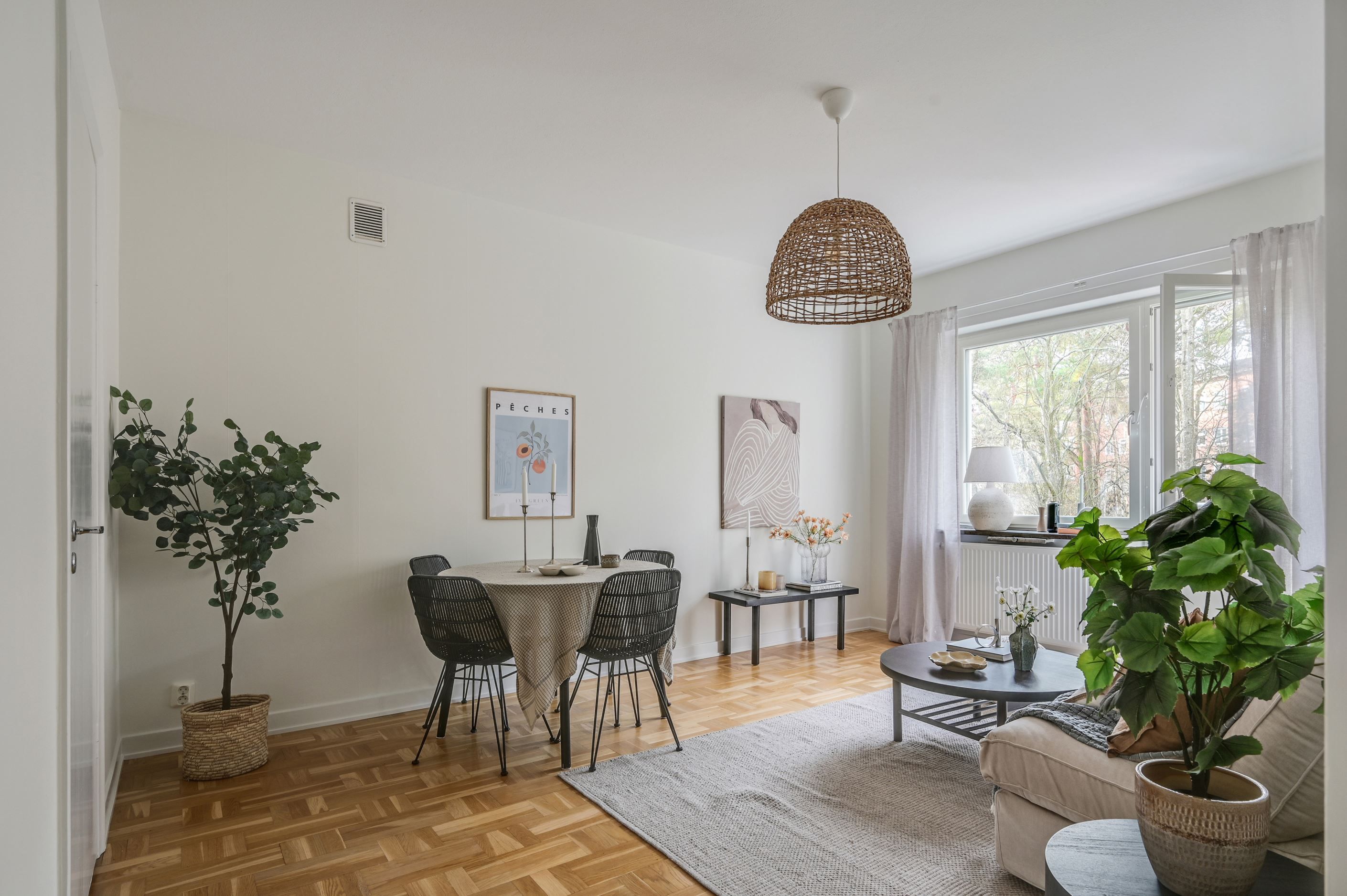 Ljust och trevligt vardagsrum med vackert originalgolv i trä