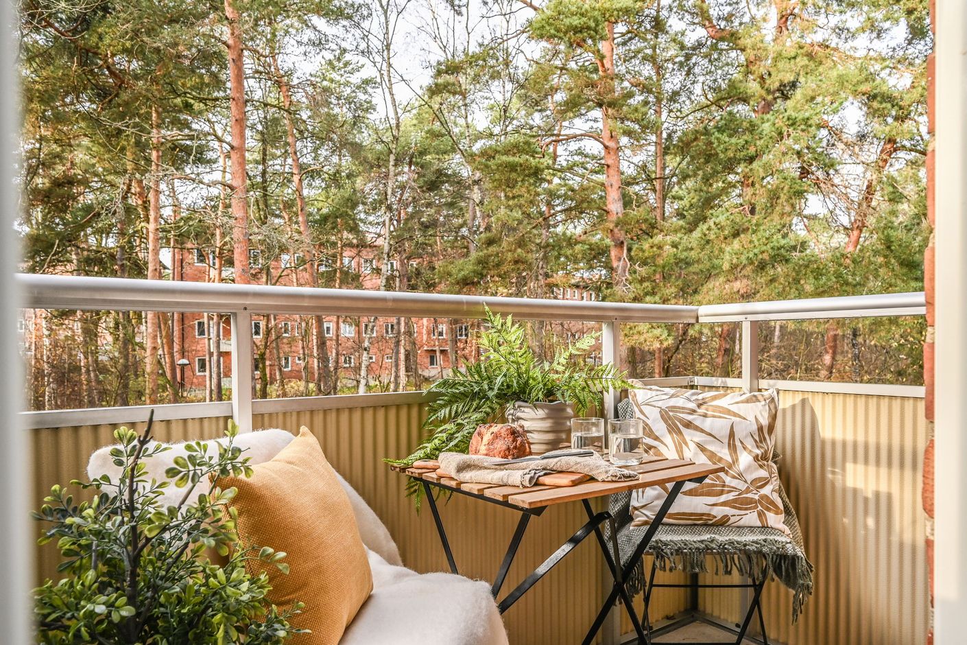 Välkommen till Stopvägen 25! Solig balkong mot trivsam barrskog!