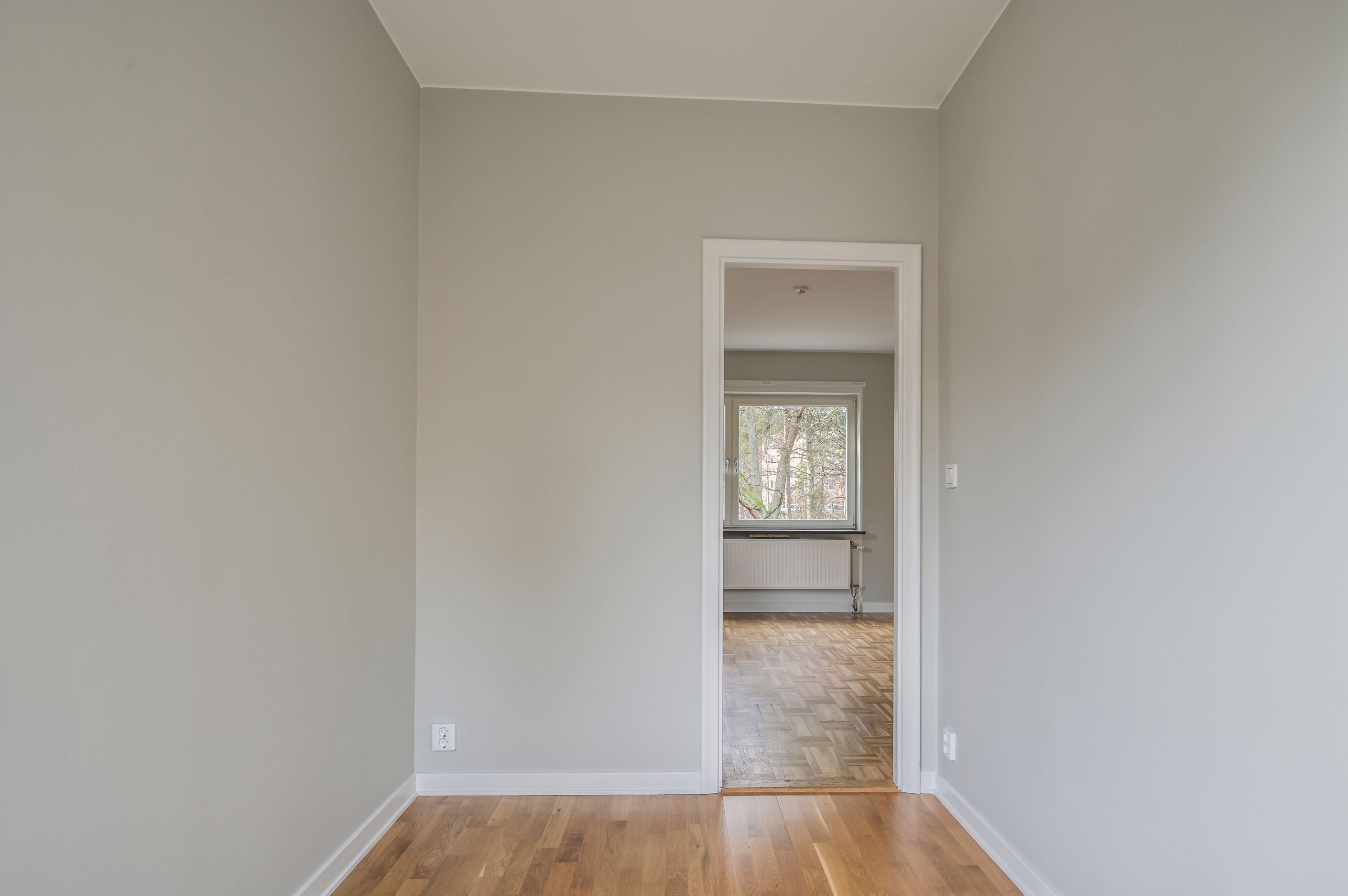 Vy från sovrum ut mot vardagsrum