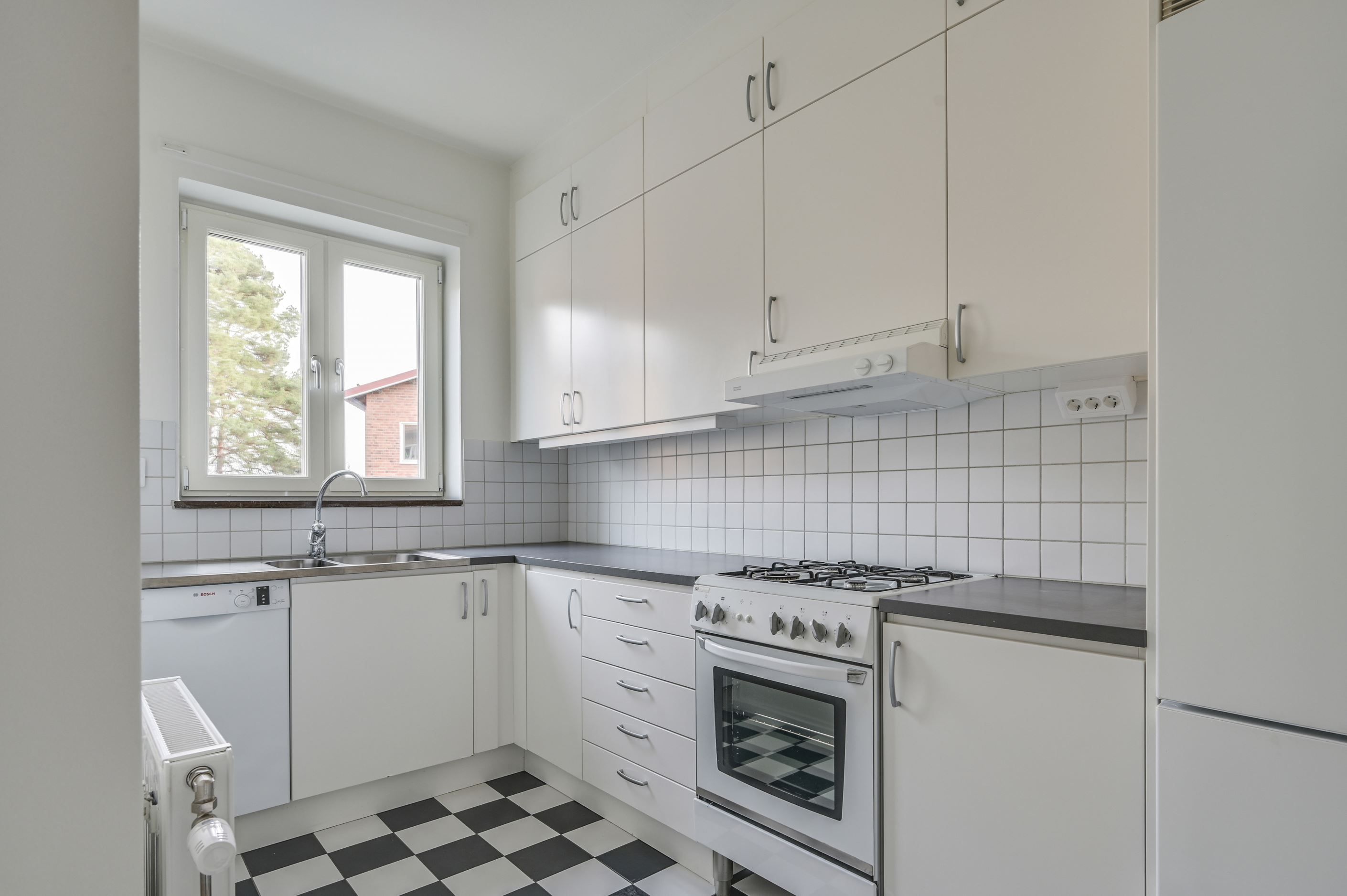 Fint renoverat kök med vita snickerier